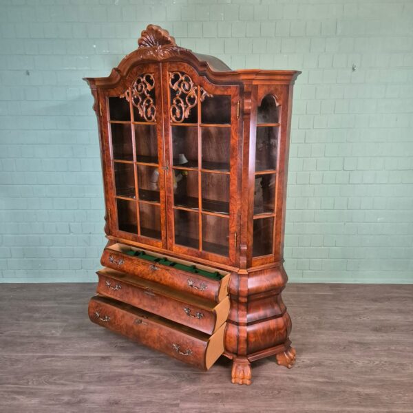 Vitrine Schrank Neubarock Nussbaum 1,85 m – Bild 23