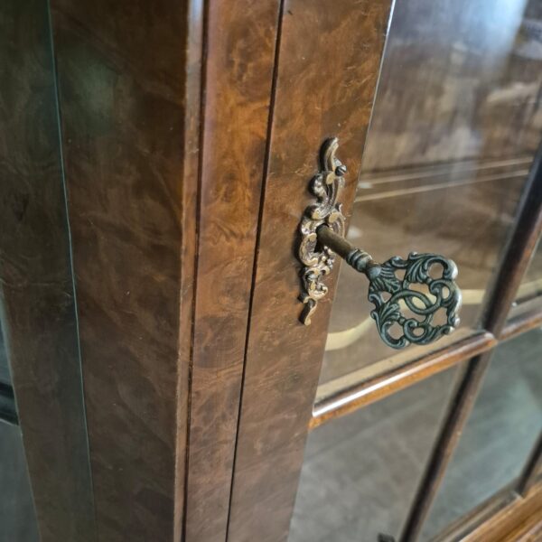 Vitrine Schrank Neubarock Nussbaum 1,10 m – Bild 12