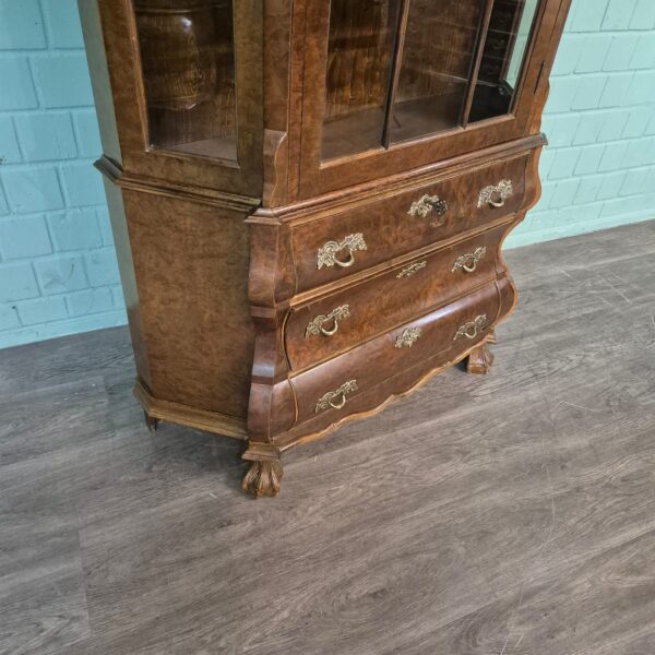 Vitrine Schrank Neubarock Nussbaum 1,10 m – Bild 6