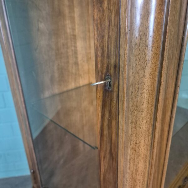 Vitrine Geschirrschrank Neubarock Nussbaum 1,06 m – Bild 7