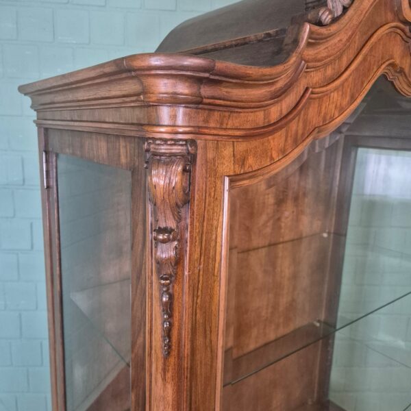 Vitrine Geschirrschrank Neubarock Nussbaum 1,06 m – Bild 6