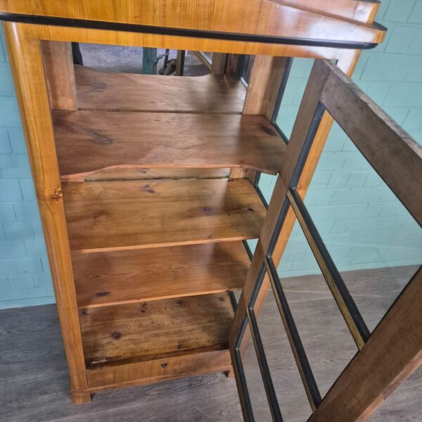 Vitrine Geschirrschrank Biedermeier 1850 Kirschbaum – Bild 12