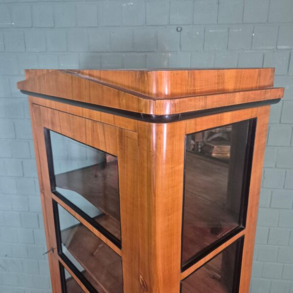 Vitrine Geschirrschrank Biedermeier 1850 Kirschbaum – Bild 9