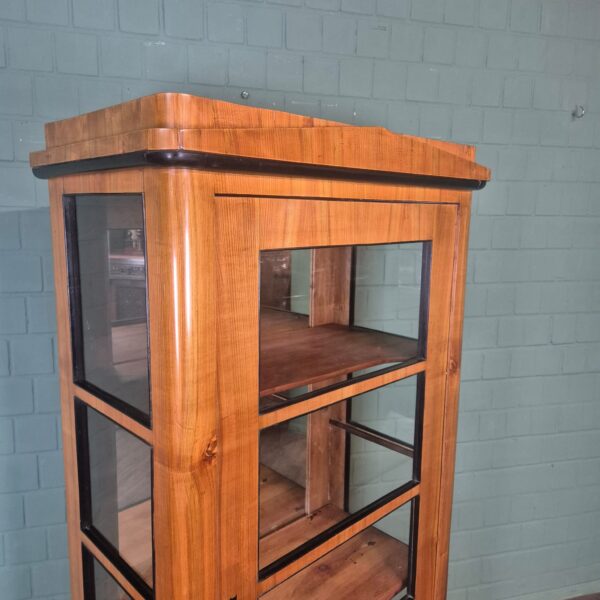 Vitrine Geschirrschrank Biedermeier 1850 Kirschbaum – Bild 6