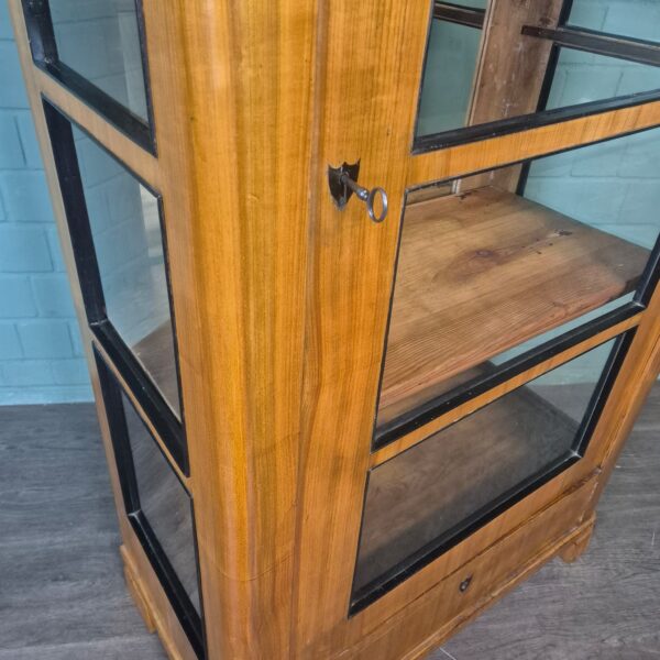 Vitrine Geschirrschrank Biedermeier 1850 Kirschbaum – Bild 7