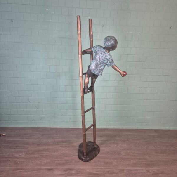 Skulptur Dekoration Kletternder Junge Bronze 2,06 m – Bild 9