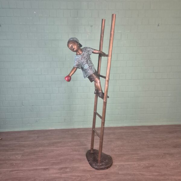 Skulptur Dekoration Kletternder Junge Bronze 2,06 m