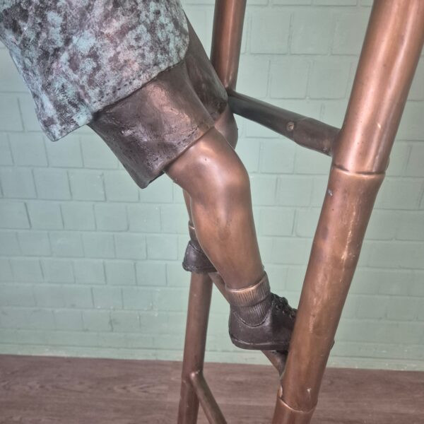 Skulptur Dekoration Kletternder Junge Bronze 2,06 m – Bild 8