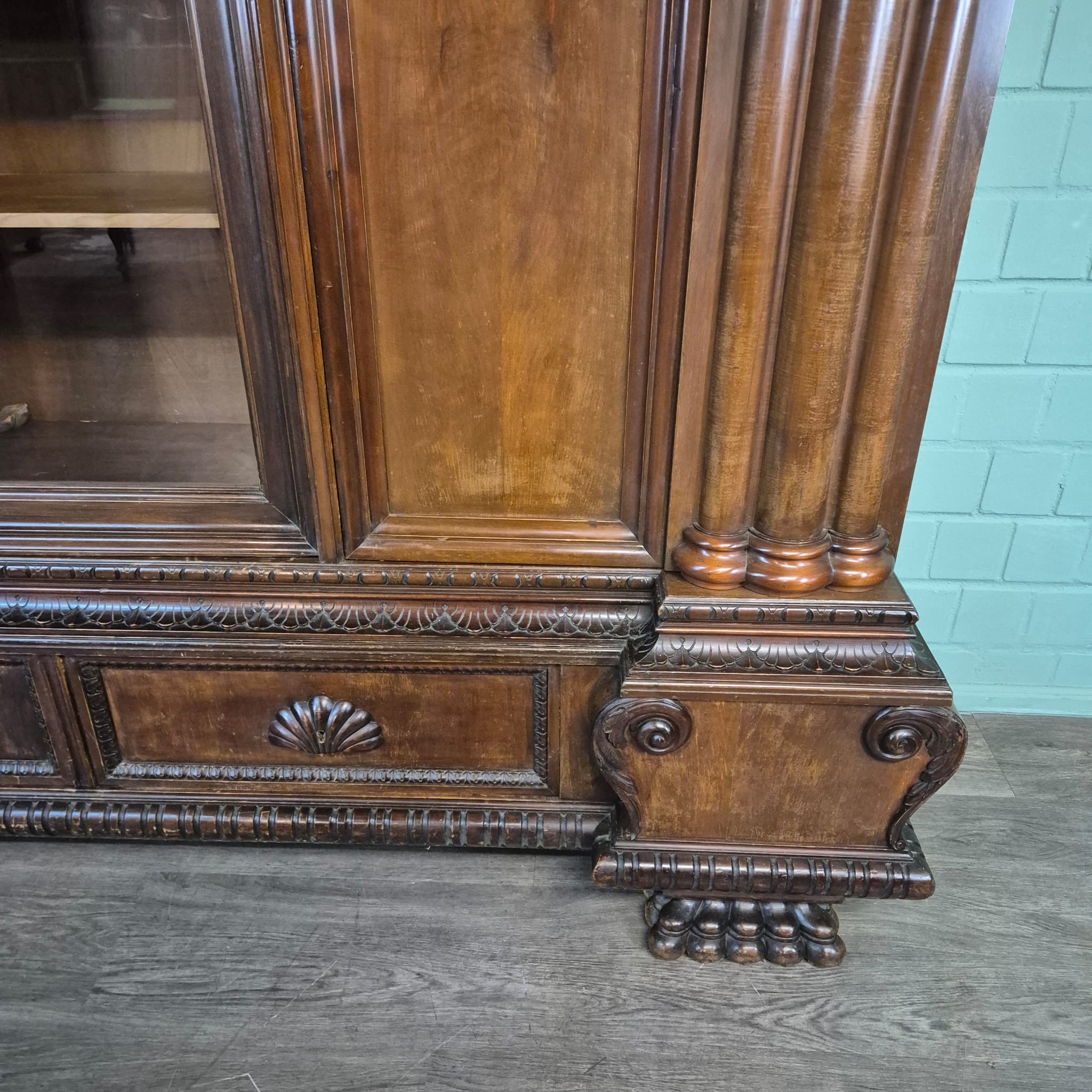 Schrank Vitrine Neubarock Nussbaum 1,43 m – Bild 12