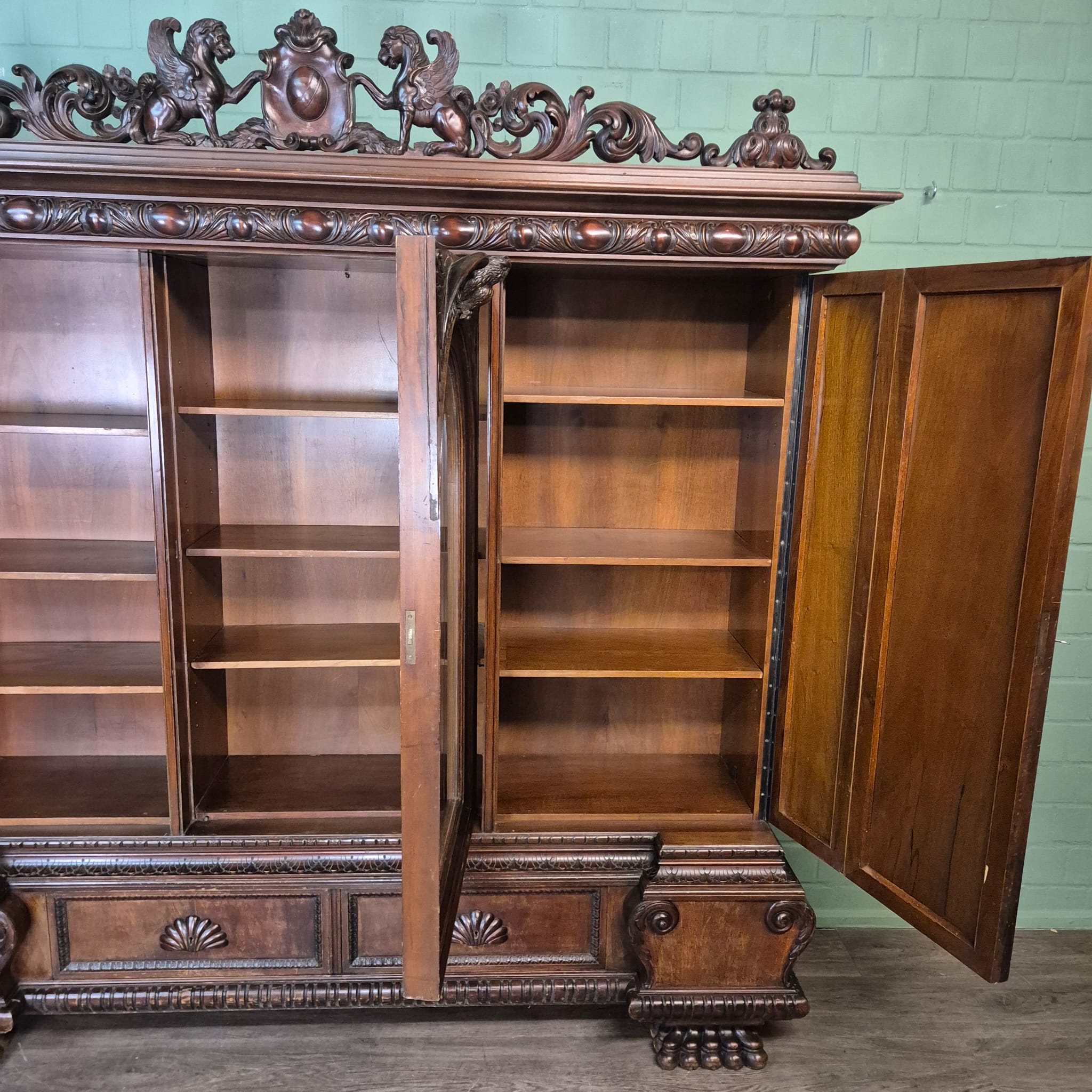 Schrank Vitrine Neubarock Nussbaum 1,43 m – Bild 21