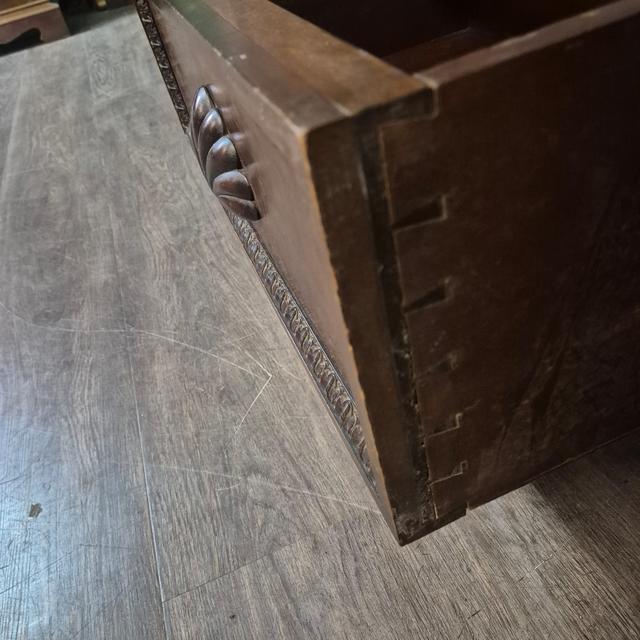 Schrank Vitrine Neubarock Nussbaum 1,43 m – Bild 26