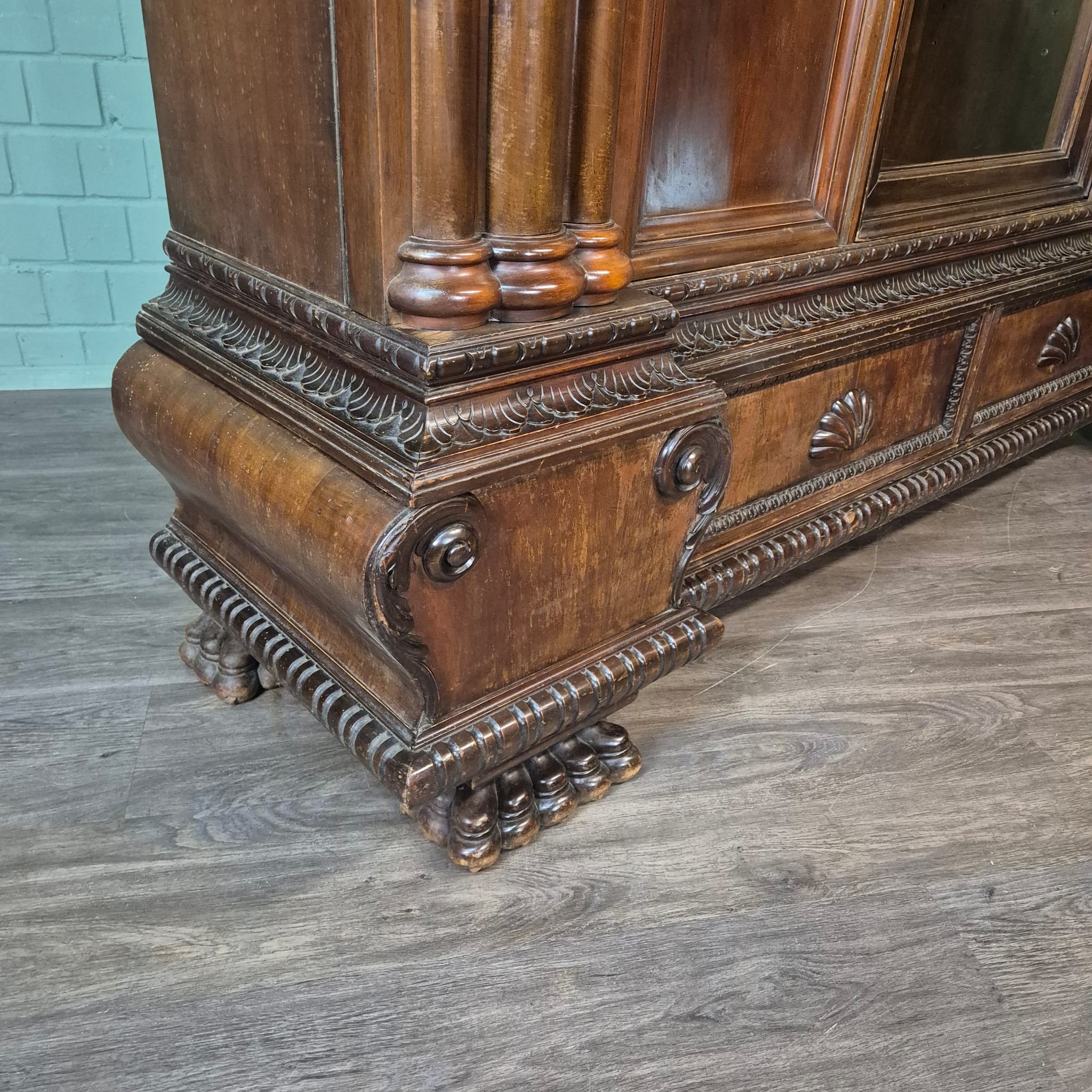 Schrank Vitrine Neubarock Nussbaum 1,43 m – Bild 10