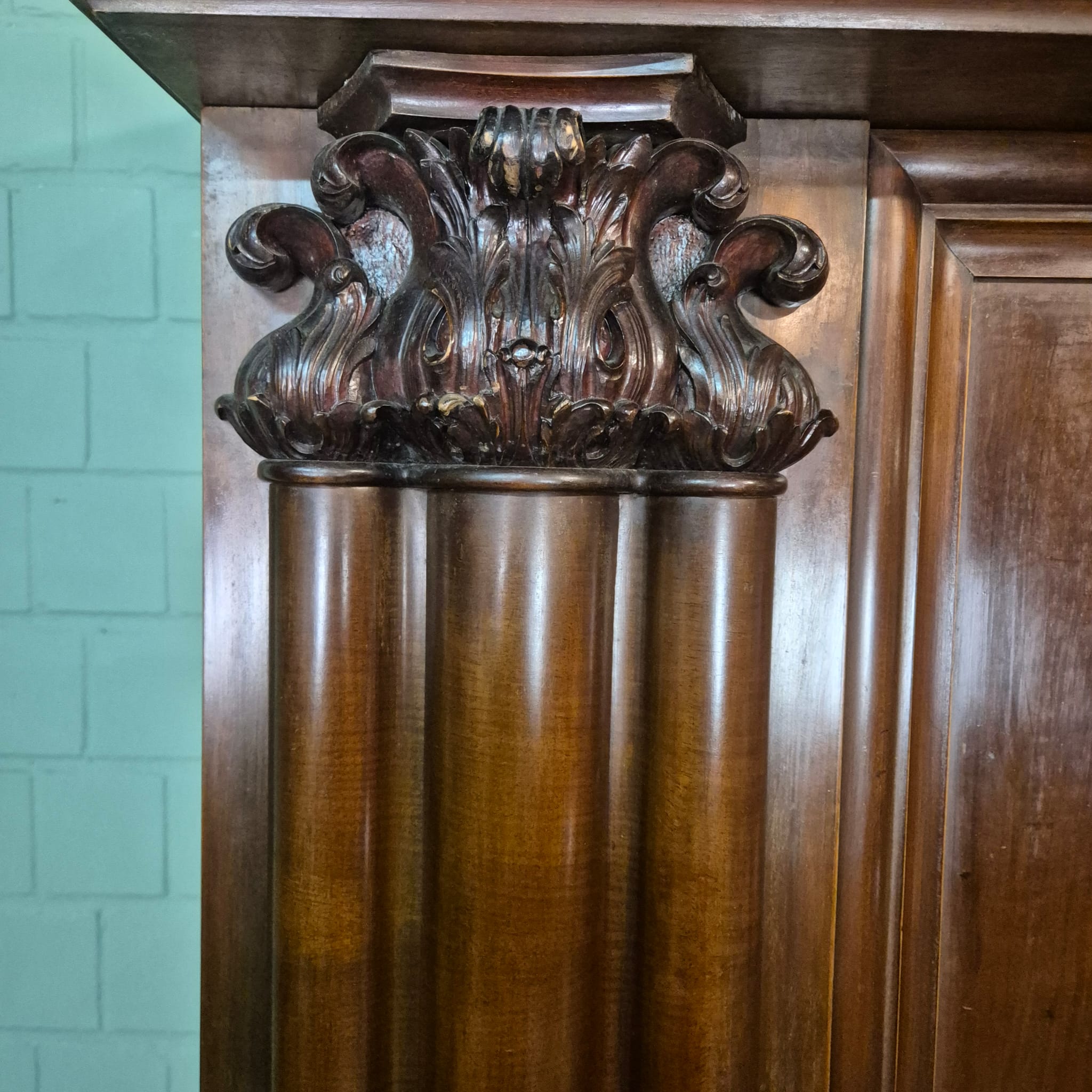 Schrank Vitrine Neubarock Nussbaum 1,43 m – Bild 9