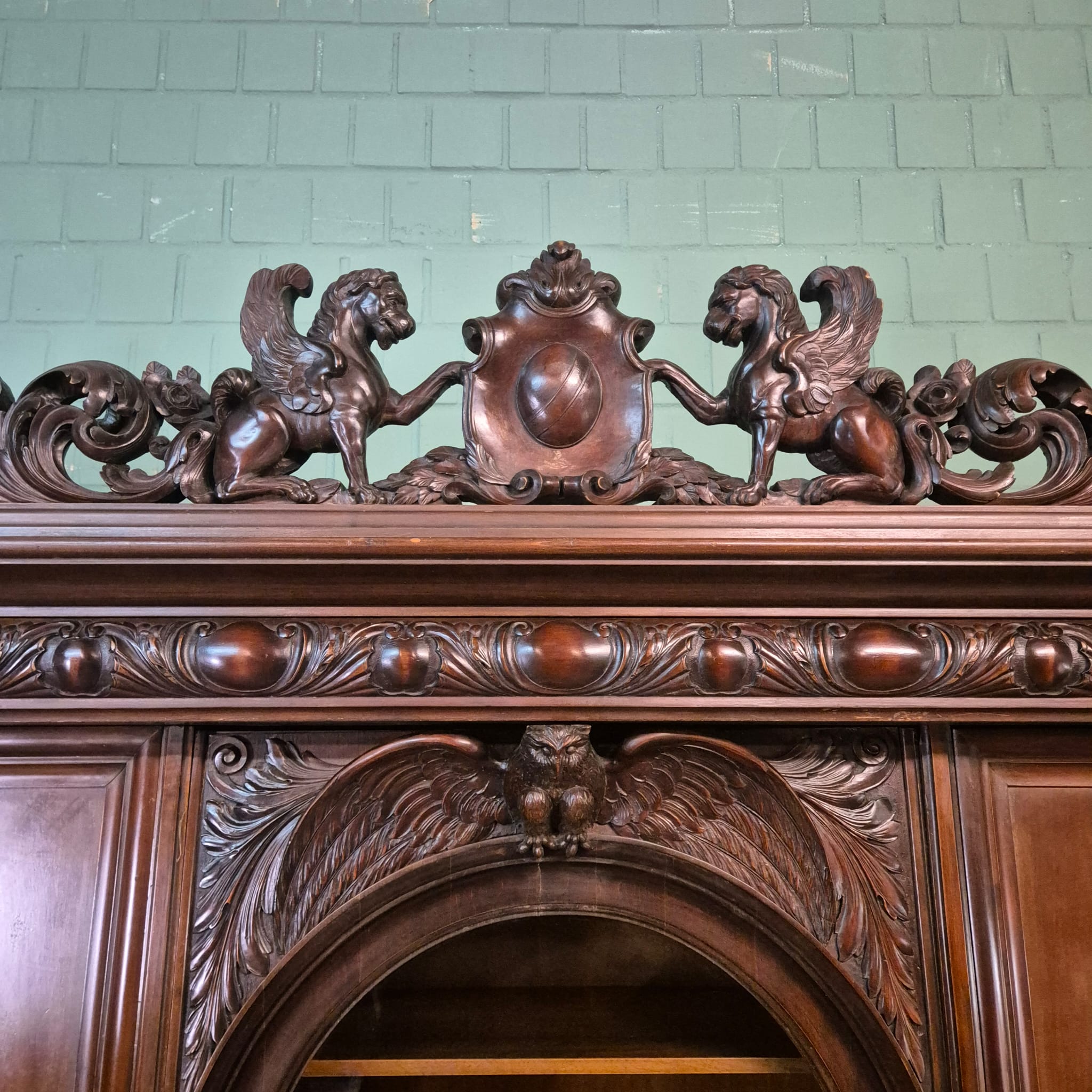 Schrank Vitrine Neubarock Nussbaum 1,43 m – Bild 16