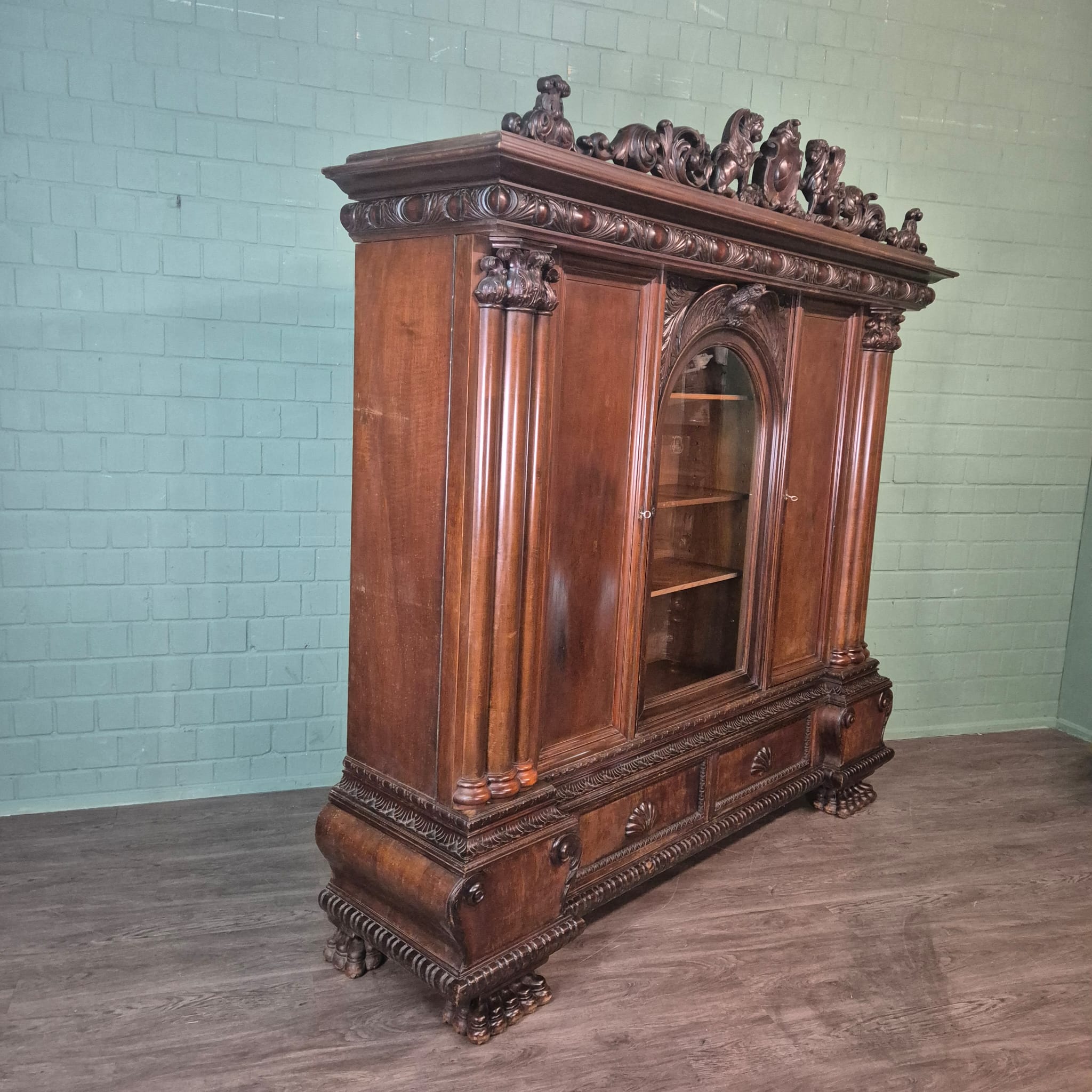 Schrank Vitrine Neubarock Nussbaum 1,43 m – Bild 4