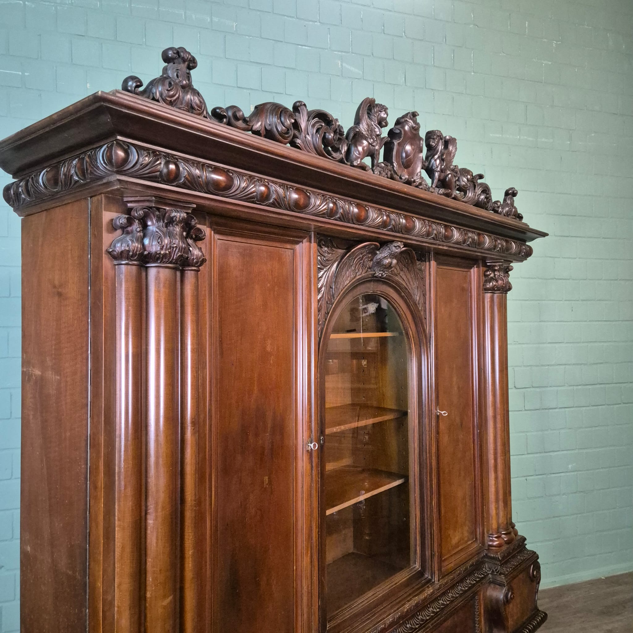 Schrank Vitrine Neubarock Nussbaum 1,43 m – Bild 6