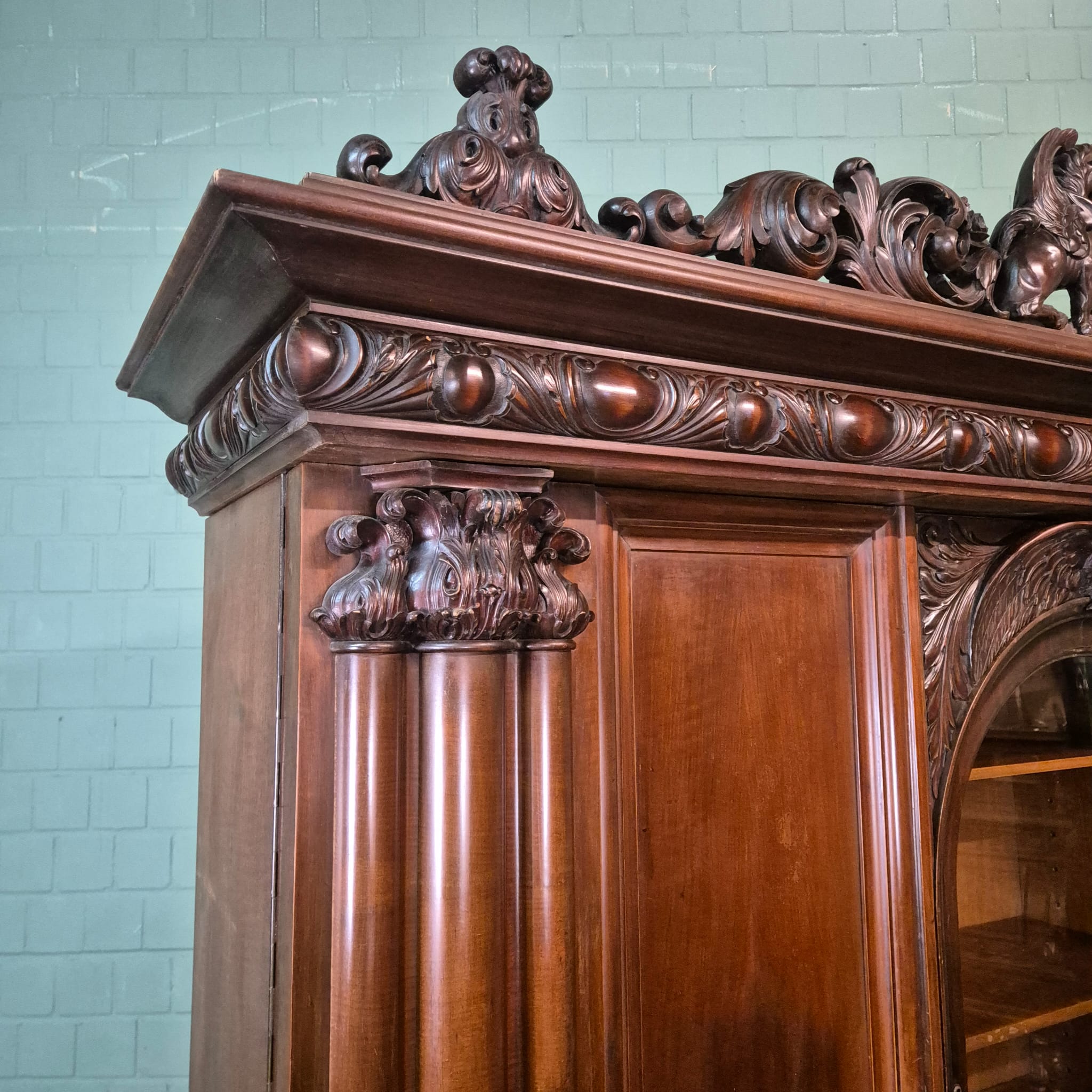 Schrank Vitrine Neubarock Nussbaum 1,43 m – Bild 7