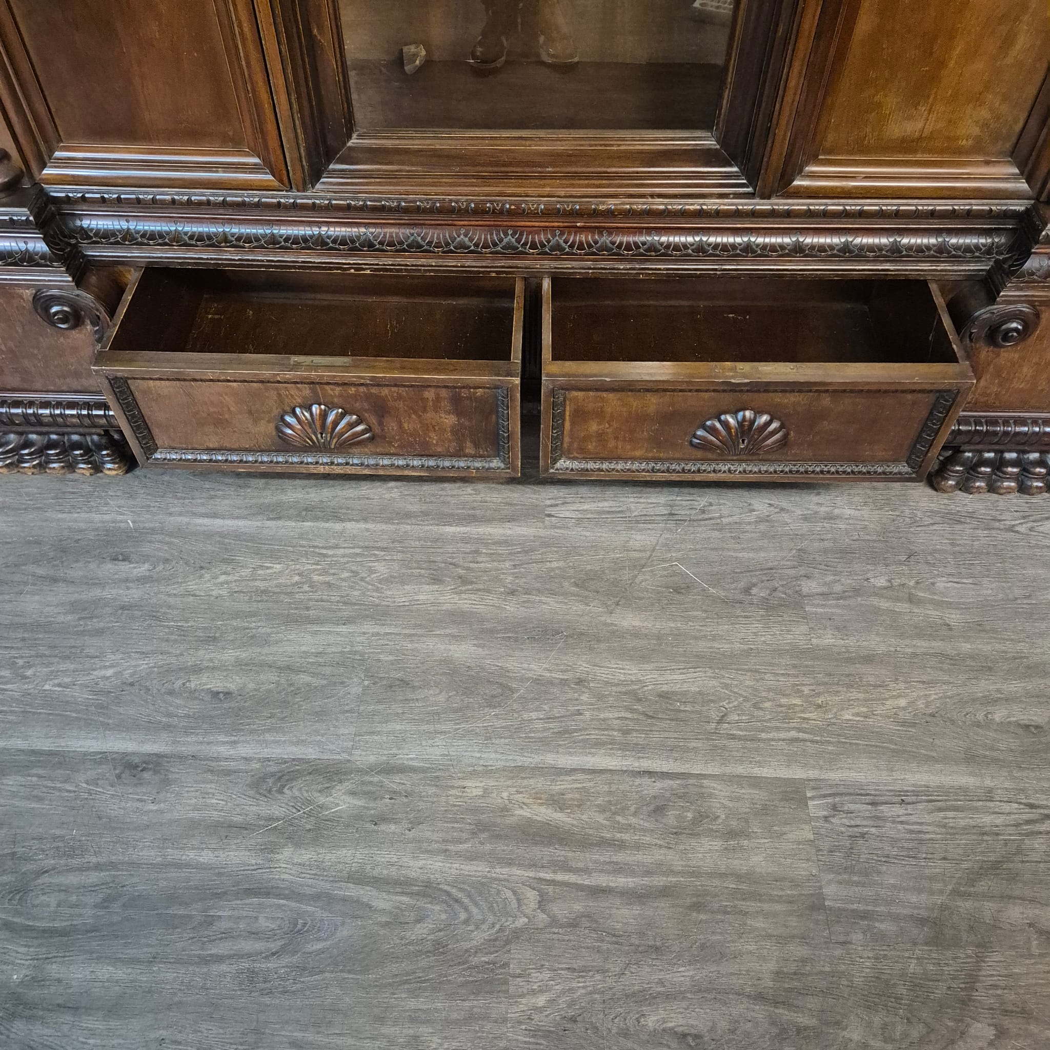 Schrank Vitrine Neubarock Nussbaum 1,43 m – Bild 24