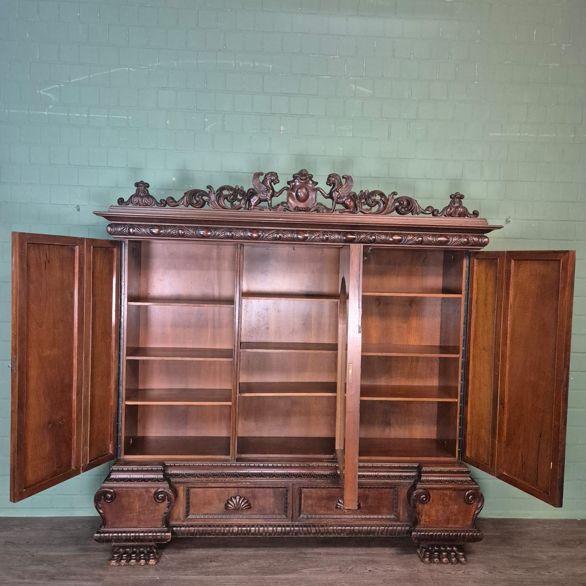 Schrank Vitrine Neubarock Nussbaum 1,43 m – Bild 19