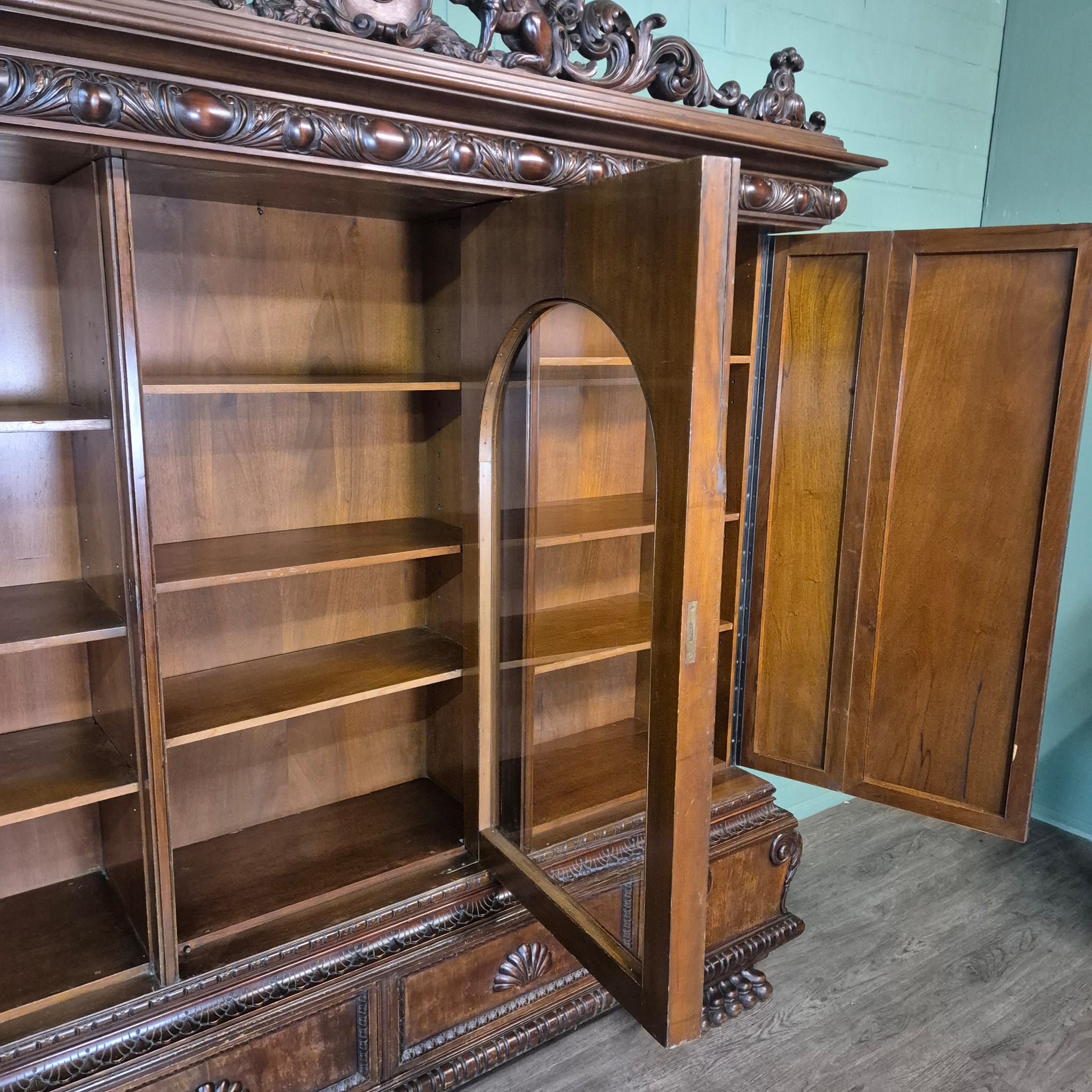 Schrank Vitrine Neubarock Nussbaum 1,43 m – Bild 22