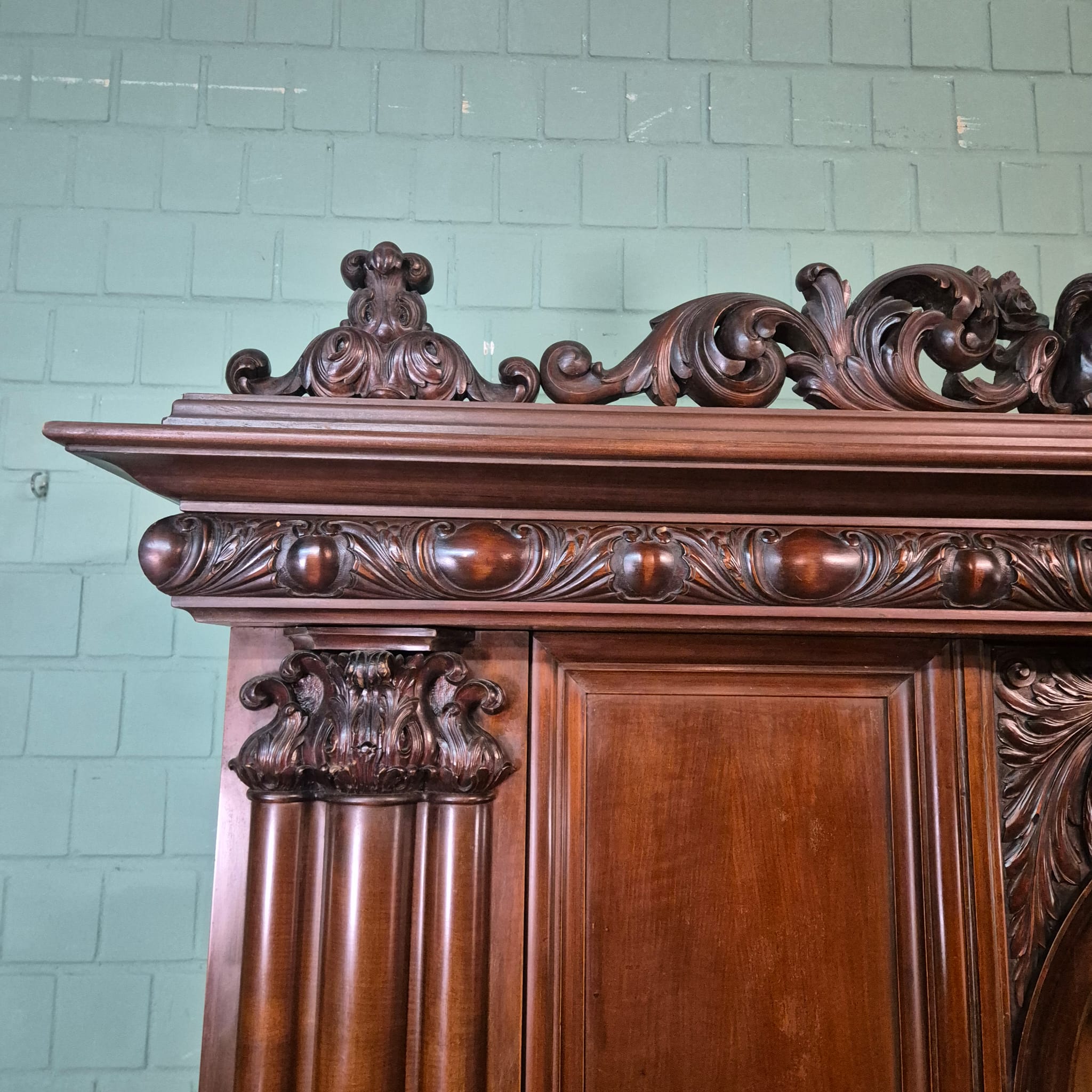 Schrank Vitrine Neubarock Nussbaum 1,43 m – Bild 8