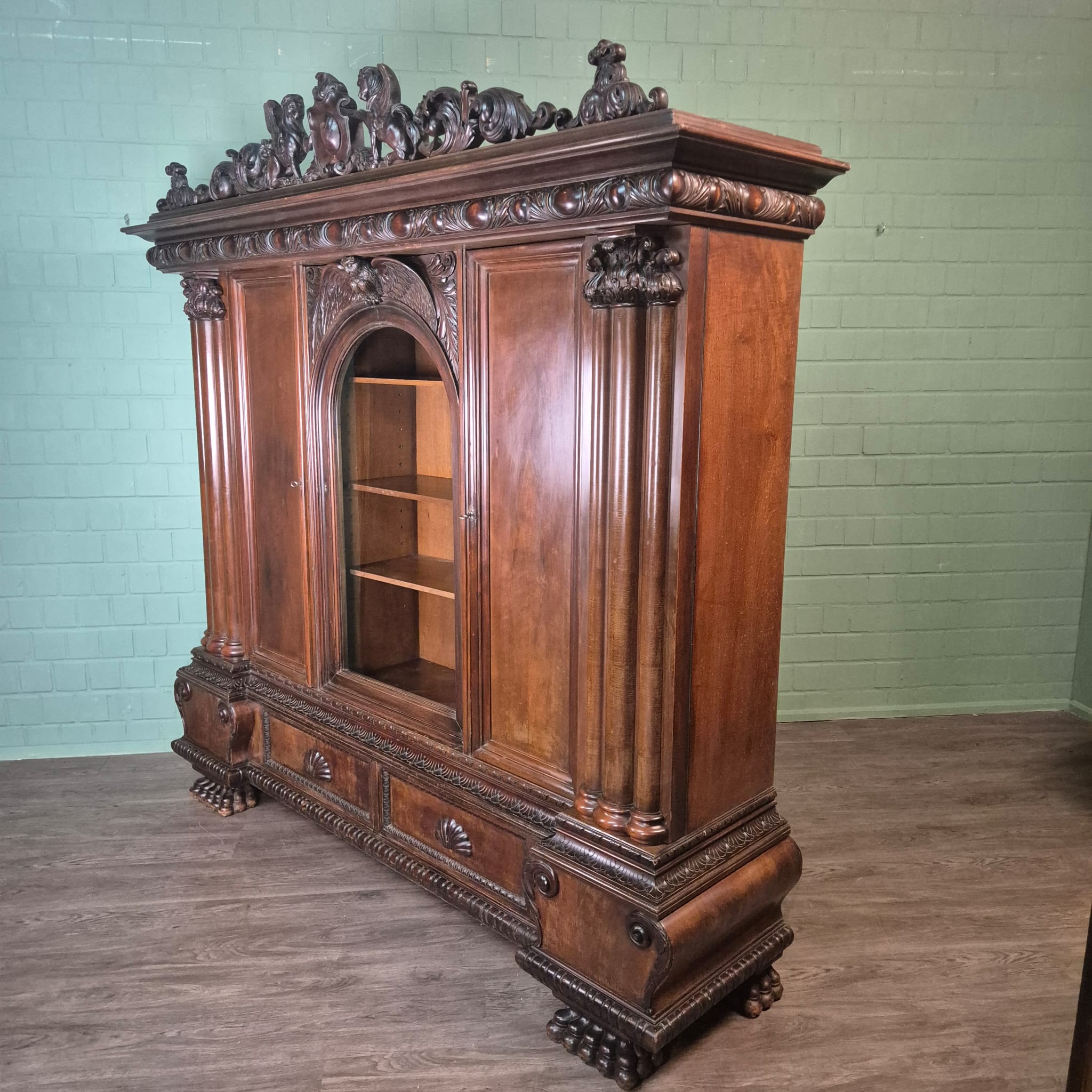 Schrank Vitrine Neubarock Nussbaum 1,43 m – Bild 5