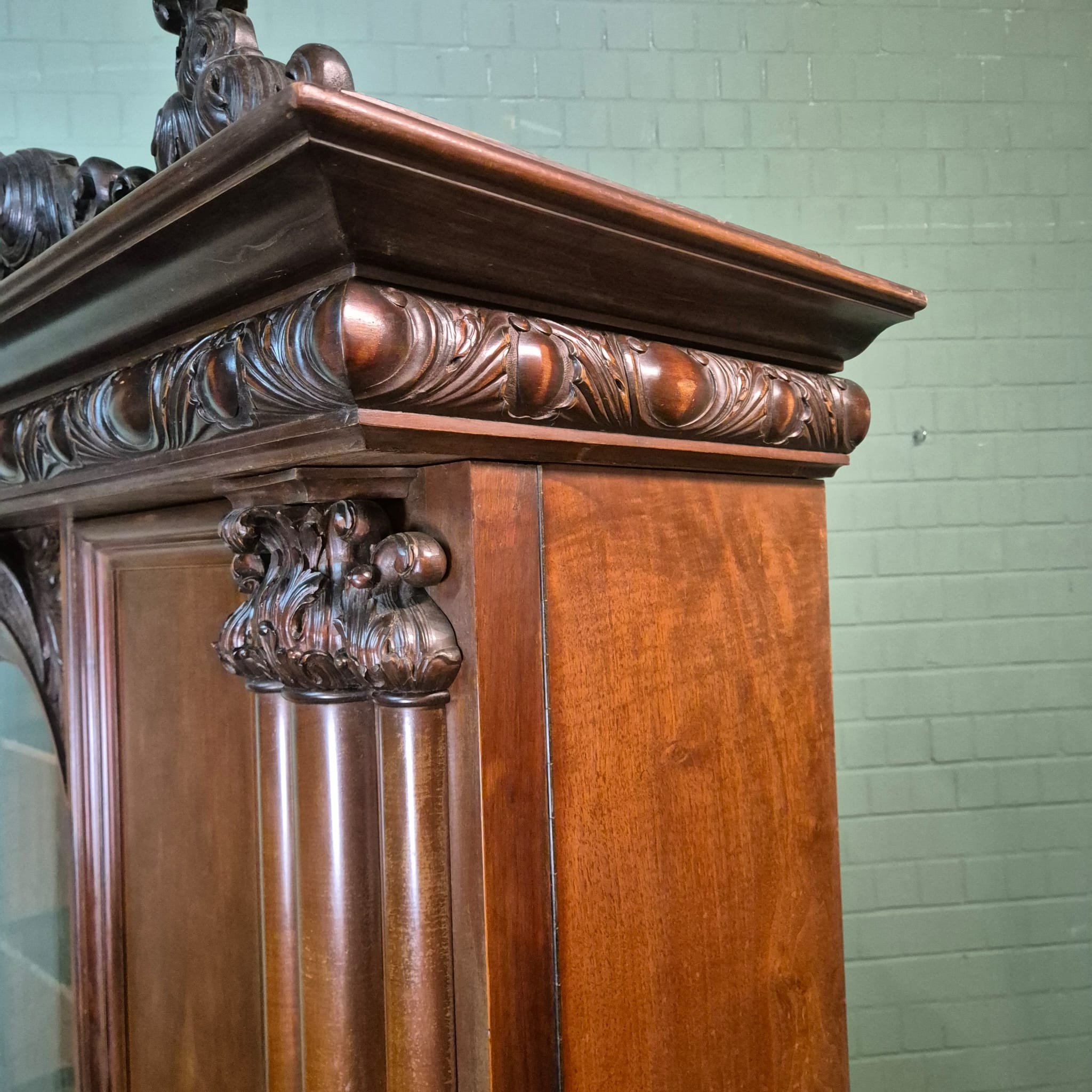 Schrank Vitrine Neubarock Nussbaum 1,43 m – Bild 14