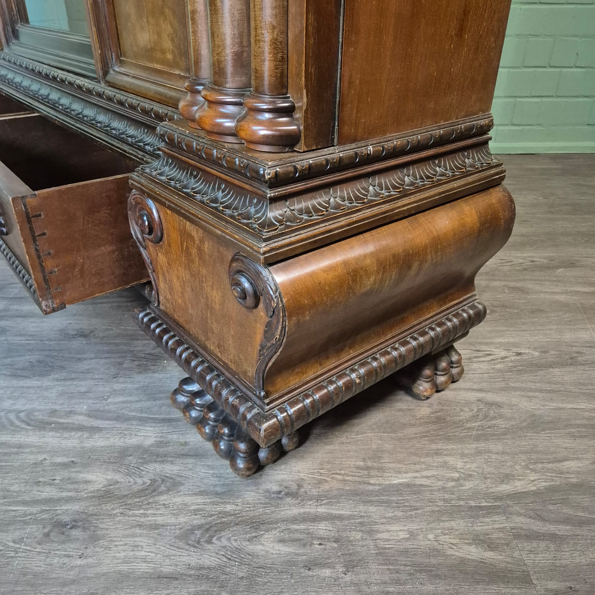 Schrank Vitrine Neubarock Nussbaum 1,43 m – Bild 25