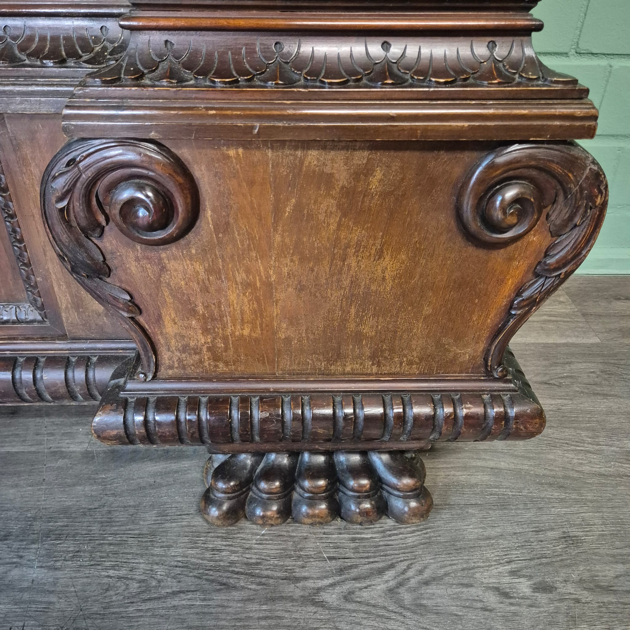 Schrank Vitrine Neubarock Nussbaum 1,43 m – Bild 13