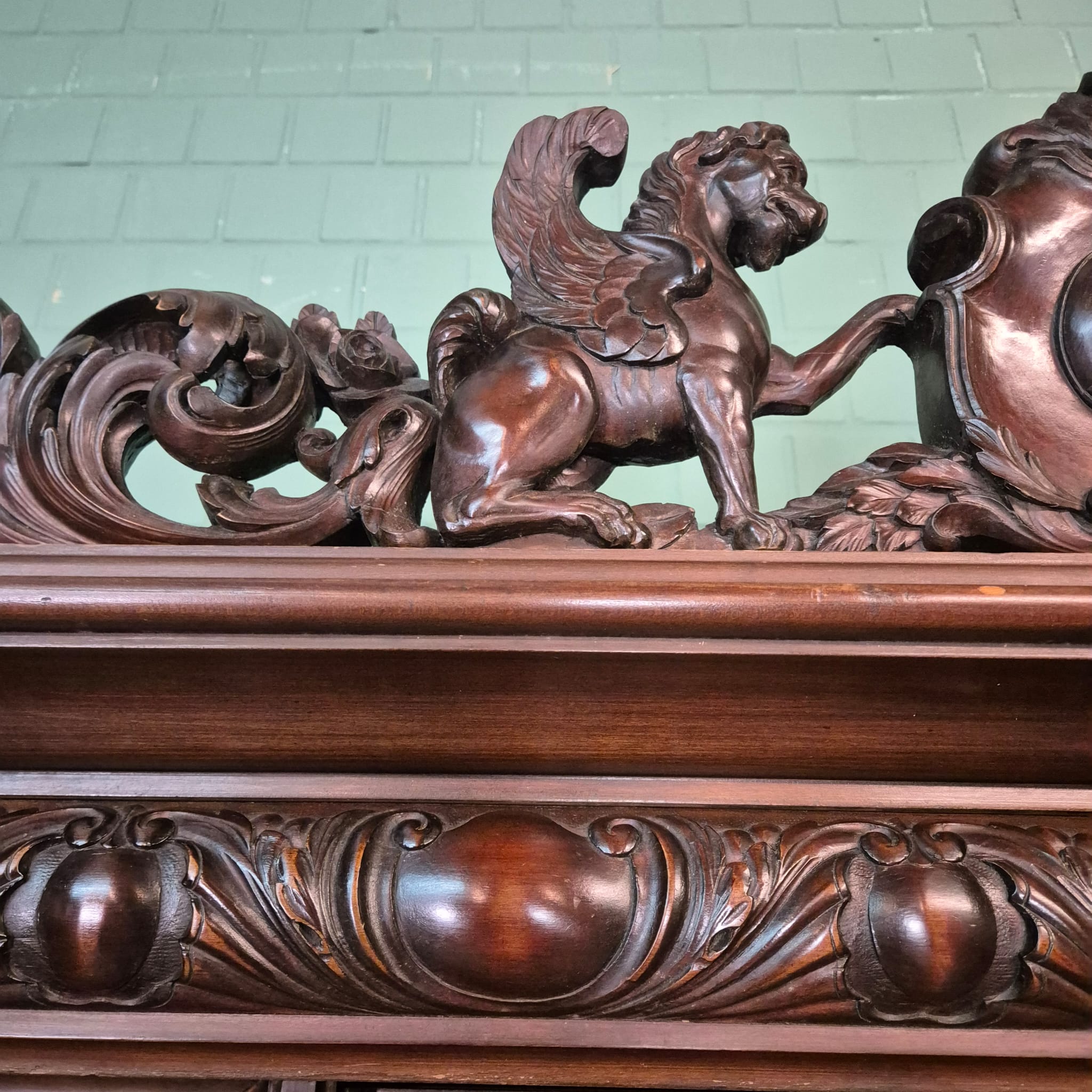 Schrank Vitrine Neubarock Nussbaum 1,43 m – Bild 18