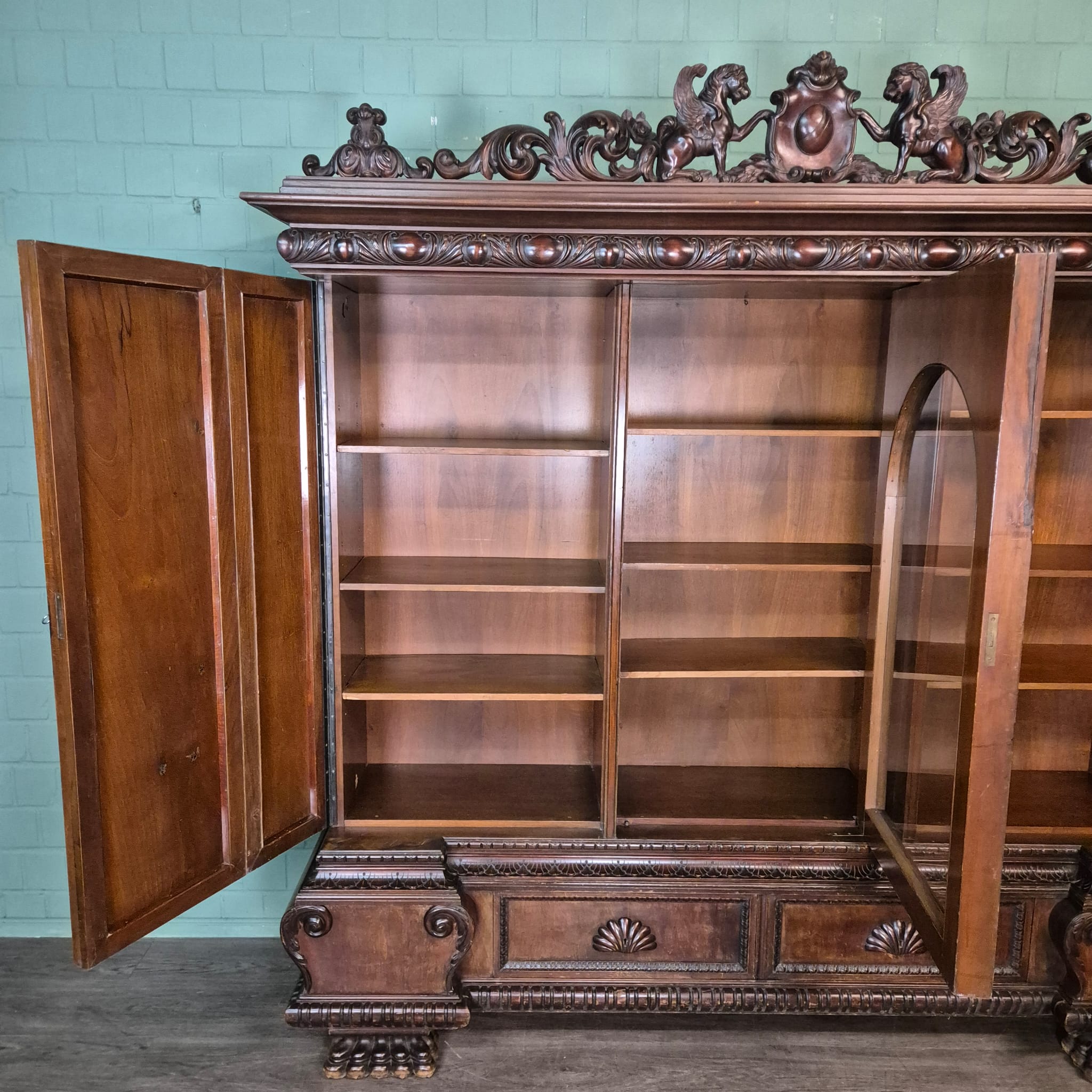 Schrank Vitrine Neubarock Nussbaum 1,43 m – Bild 20