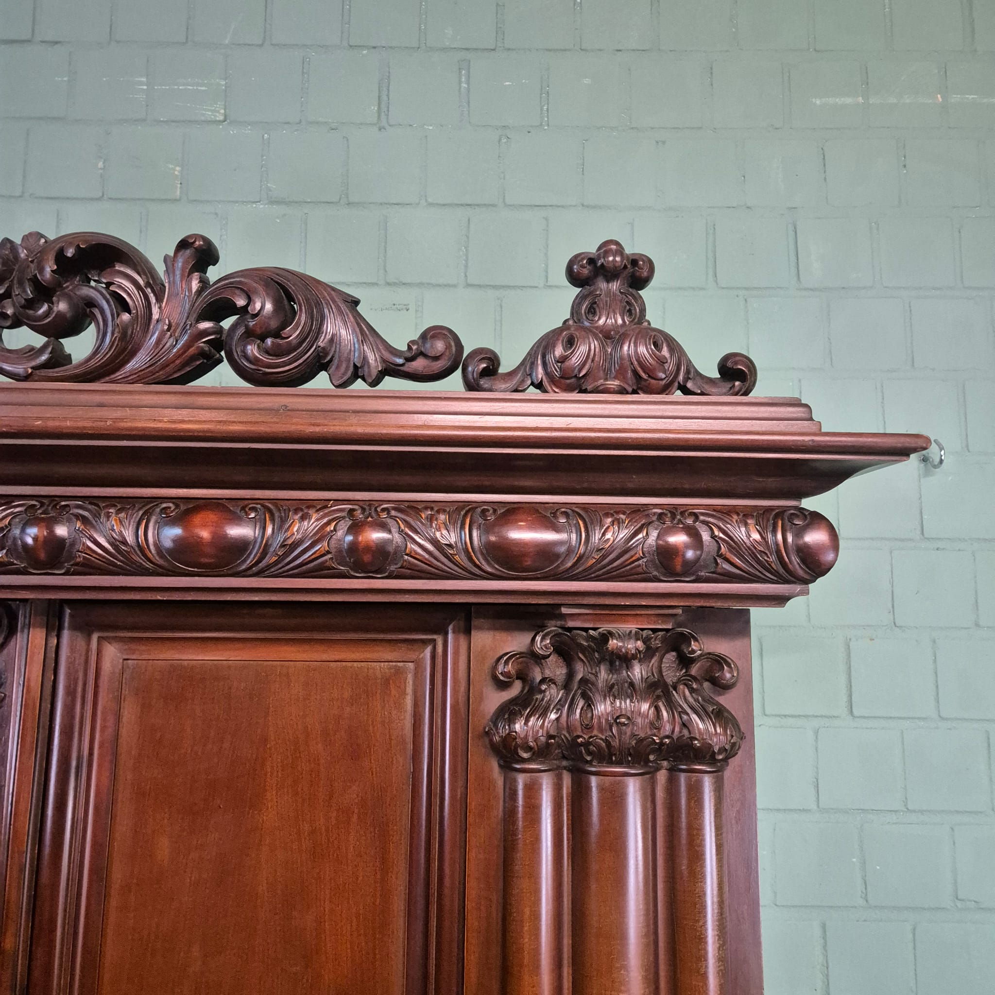 Schrank Vitrine Neubarock Nussbaum 1,43 m – Bild 15