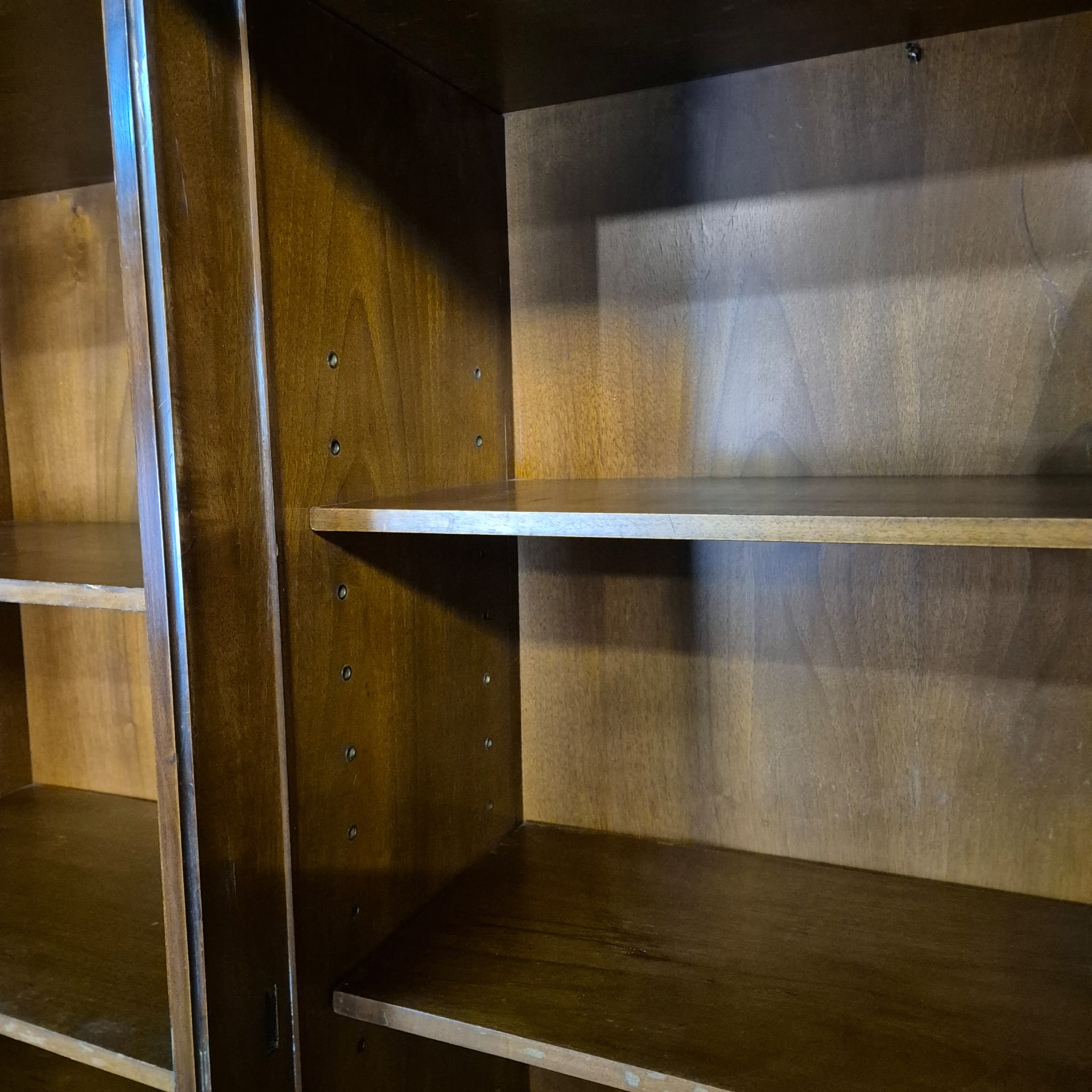 Schrank Vitrine Neubarock Nussbaum 1,43 m – Bild 23