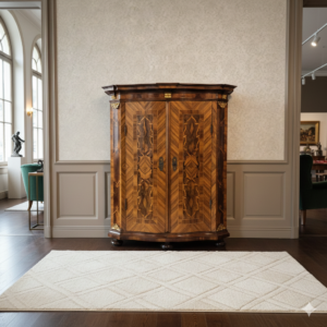 Maria-Theresia-Schrank Österreichisches Barock 1760 Nussbaum