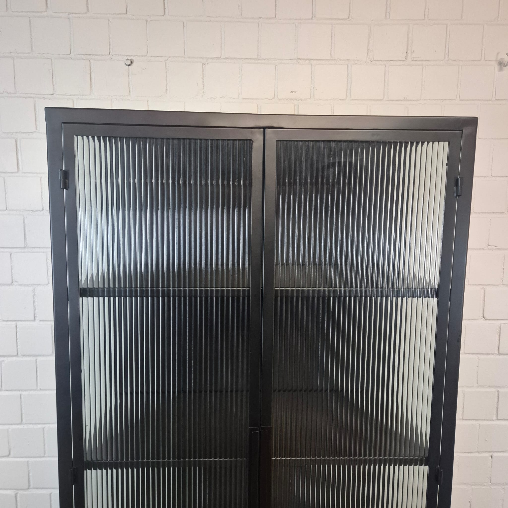 Designer Vitrine Schrank Riffelglas 0,90 m – Bild 8