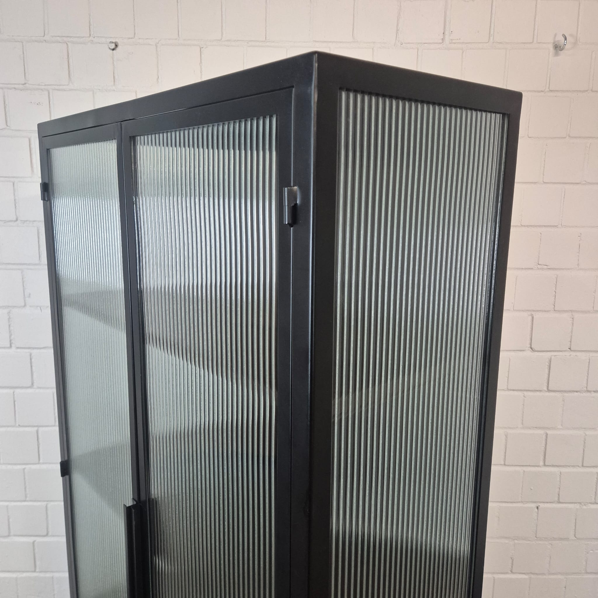 Designer Vitrine Schrank Riffelglas 0,90 m – Bild 6