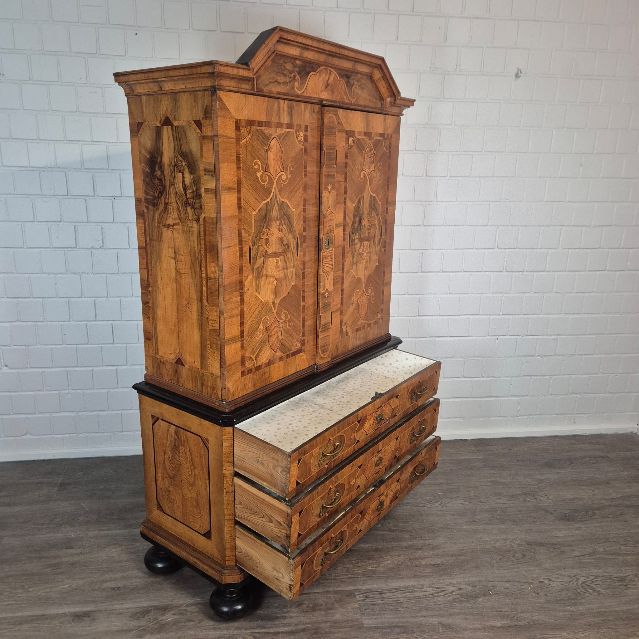 Schrank Kabinettschrank Barock 1770 Nussbaum – Bild 25