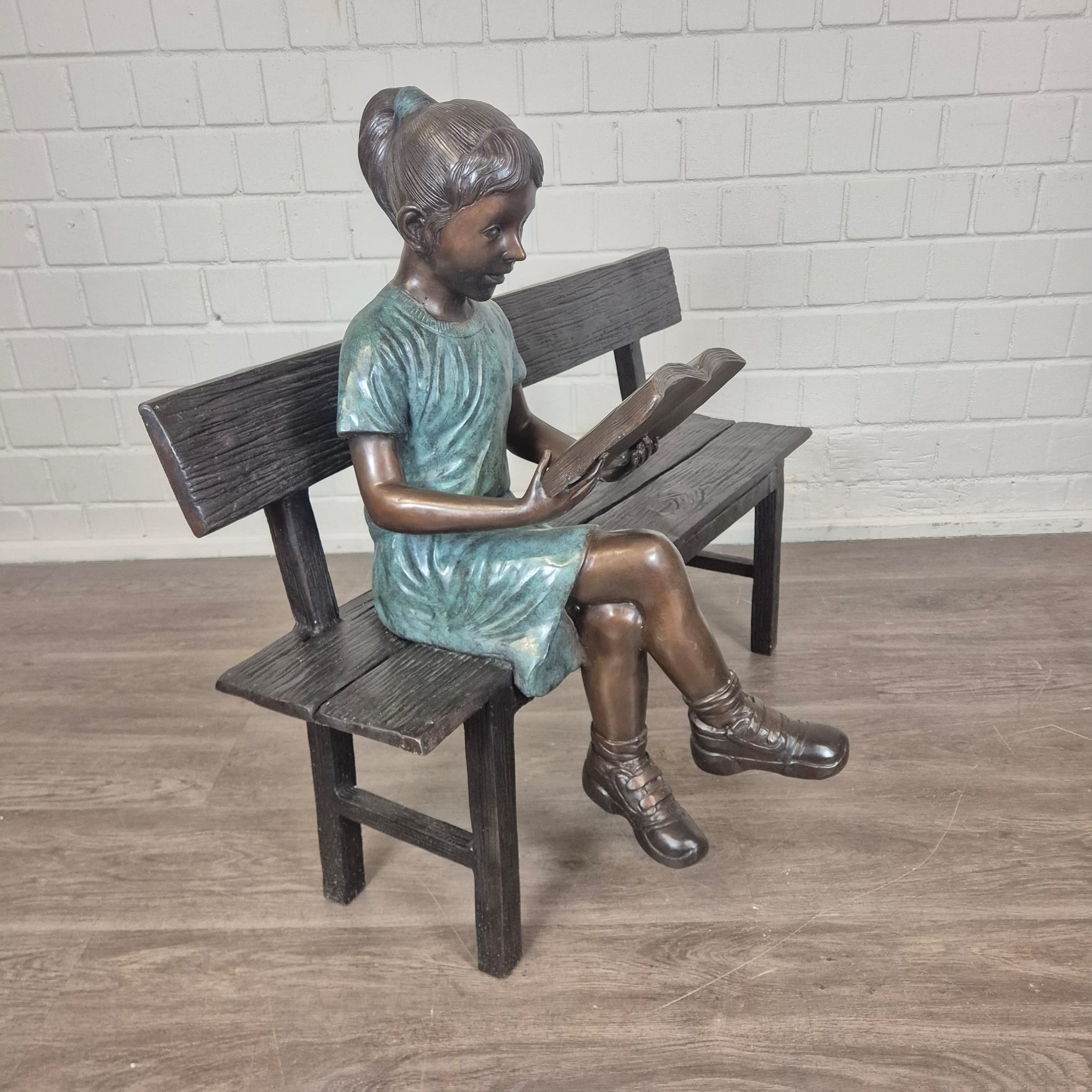 Skulptur Deko-Figur Mädchen auf Bank Bronze 1,10 m – Bild 3