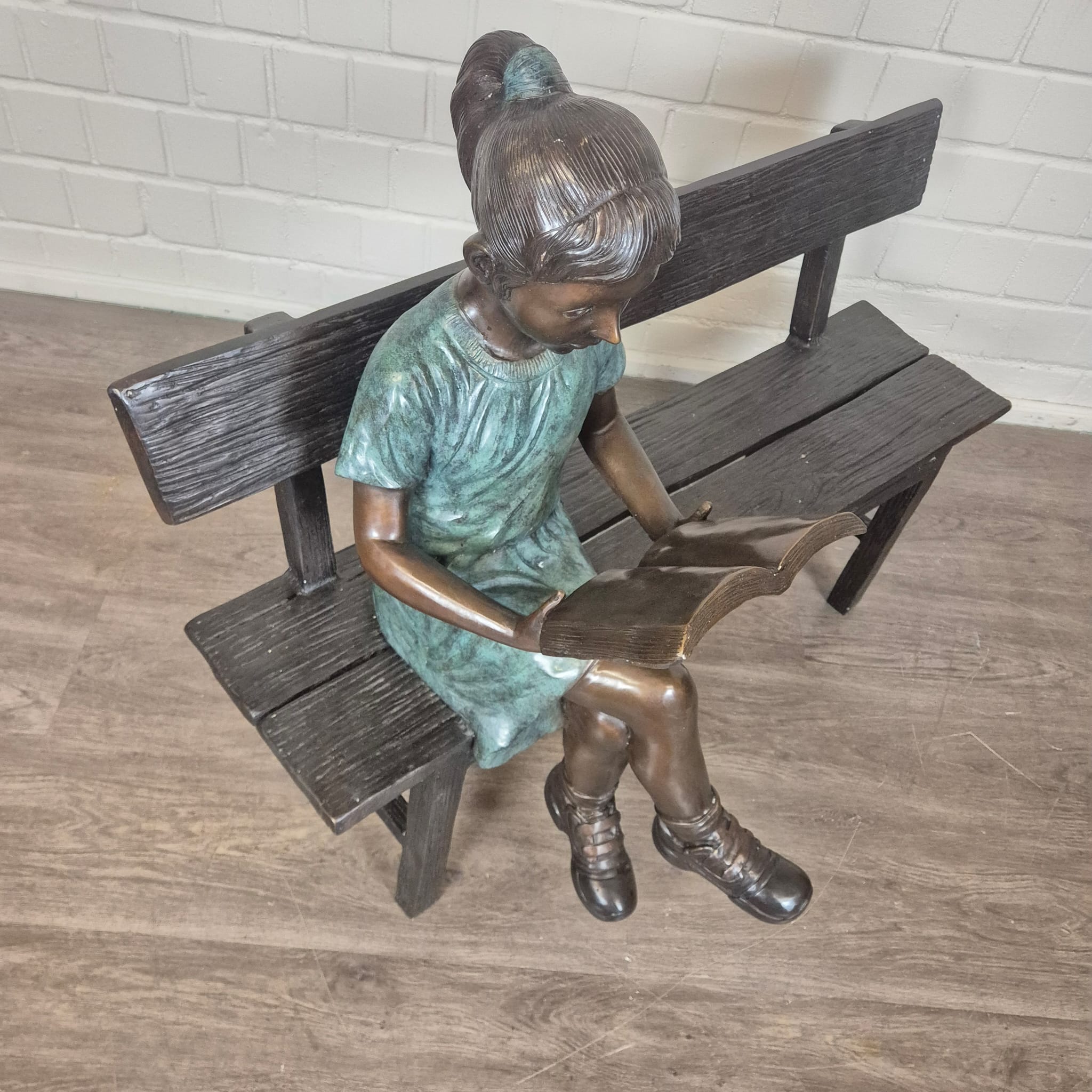 Skulptur Deko-Figur Mädchen auf Bank Bronze 1,10 m – Bild 4