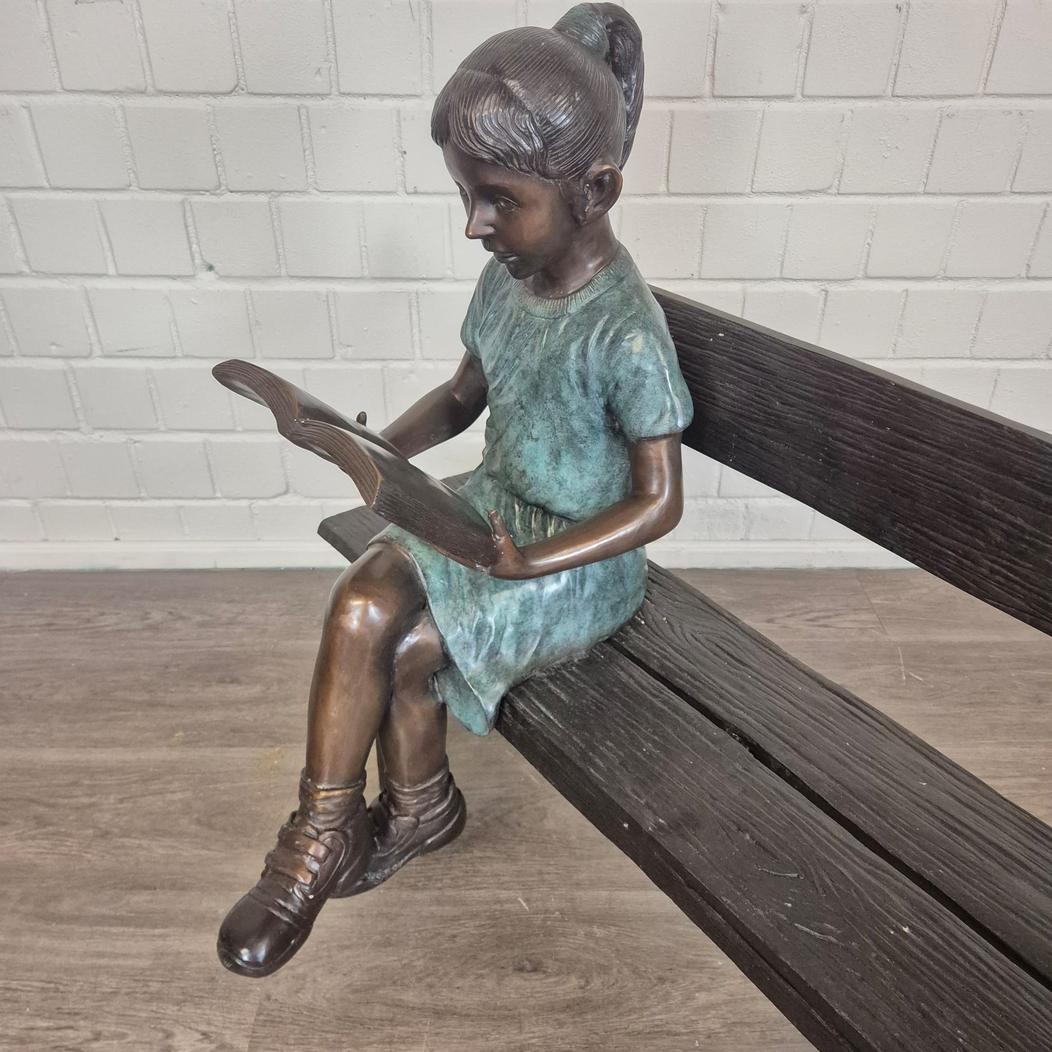 Skulptur Deko-Figur Mädchen auf Bank Bronze 1,10 m – Bild 10