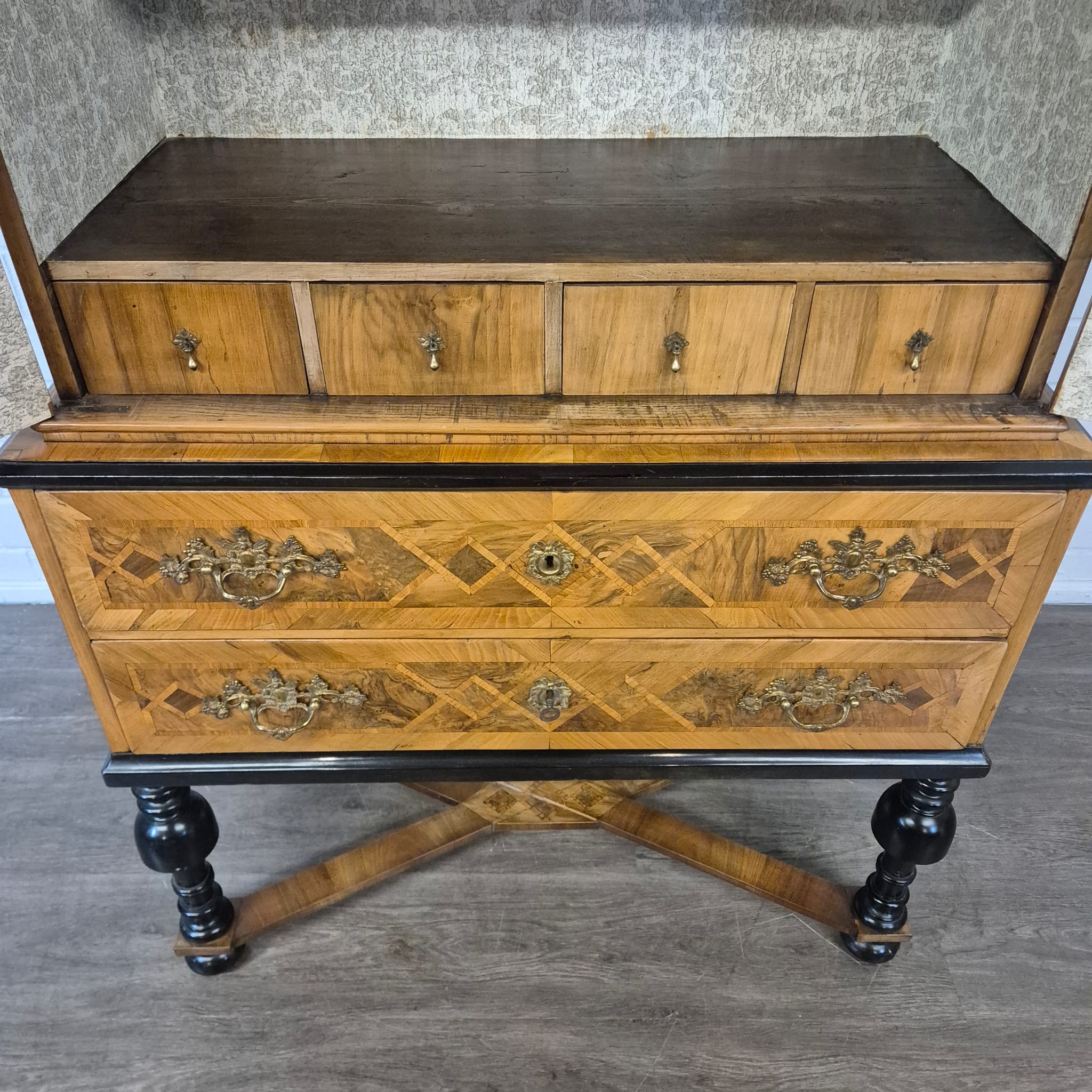 Kabinettschrank Schrank auf Gestell Barock 1770 Nussbaum – Bild 22