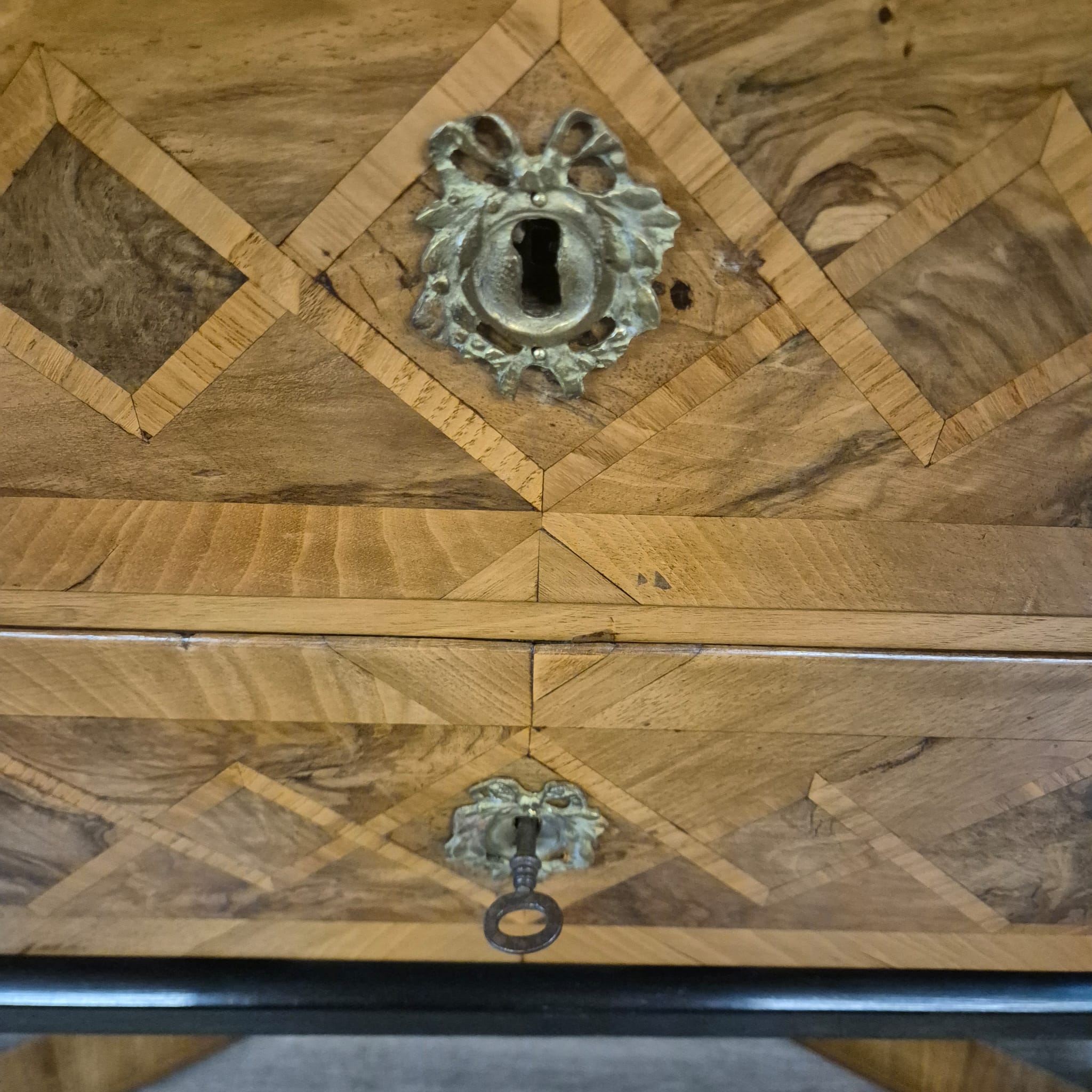 Kabinettschrank Schrank auf Gestell Barock 1770 Nussbaum – Bild 15