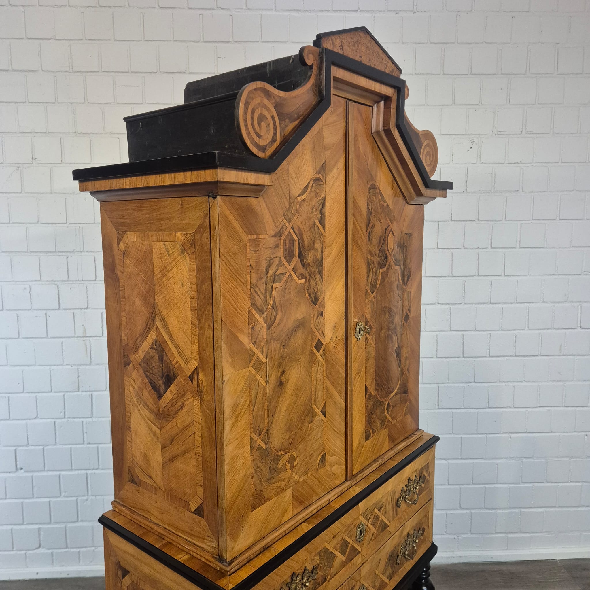 Kabinettschrank Schrank auf Gestell Barock 1770 Nussbaum – Bild 8