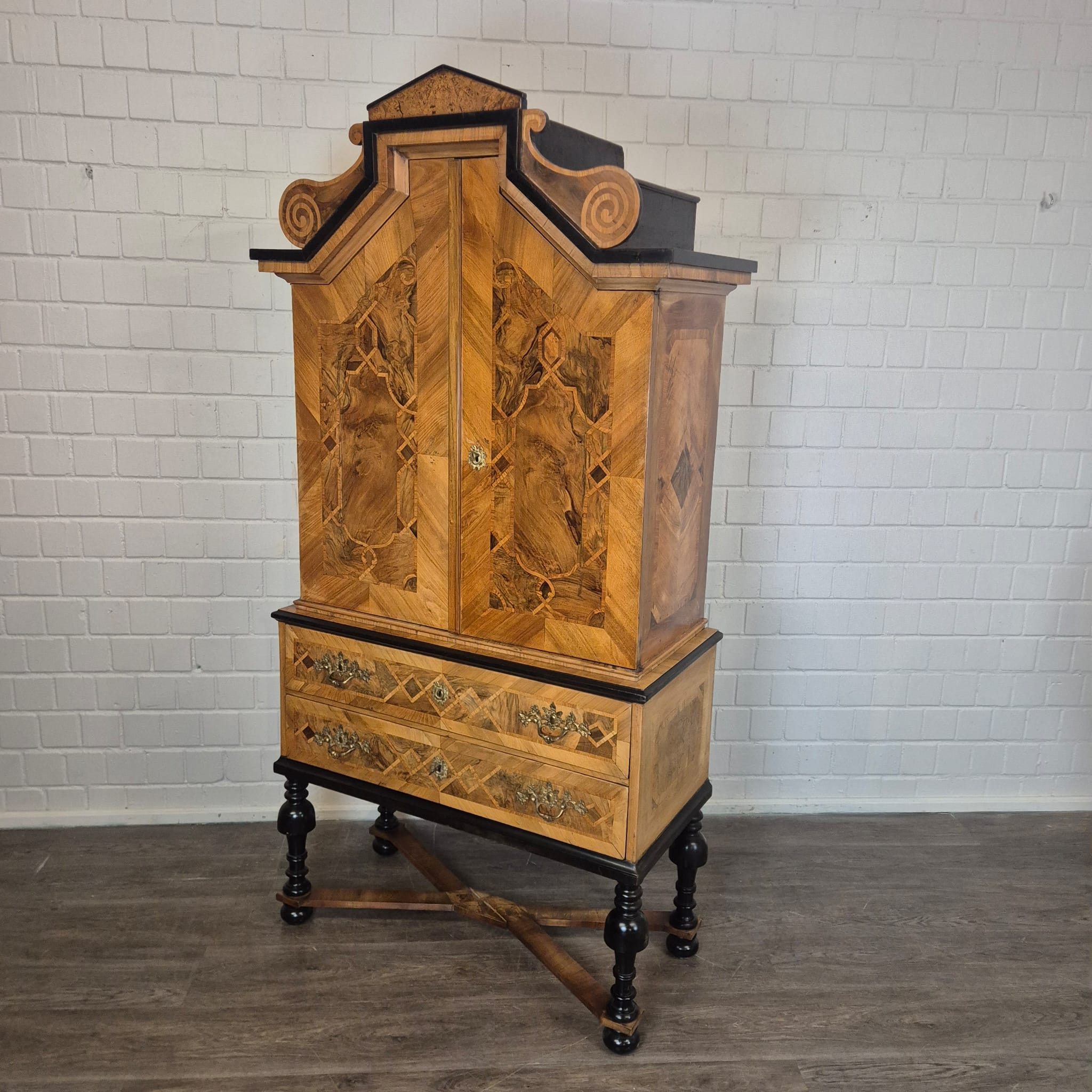 Kabinettschrank Schrank auf Gestell Barock 1770 Nussbaum – Bild 5