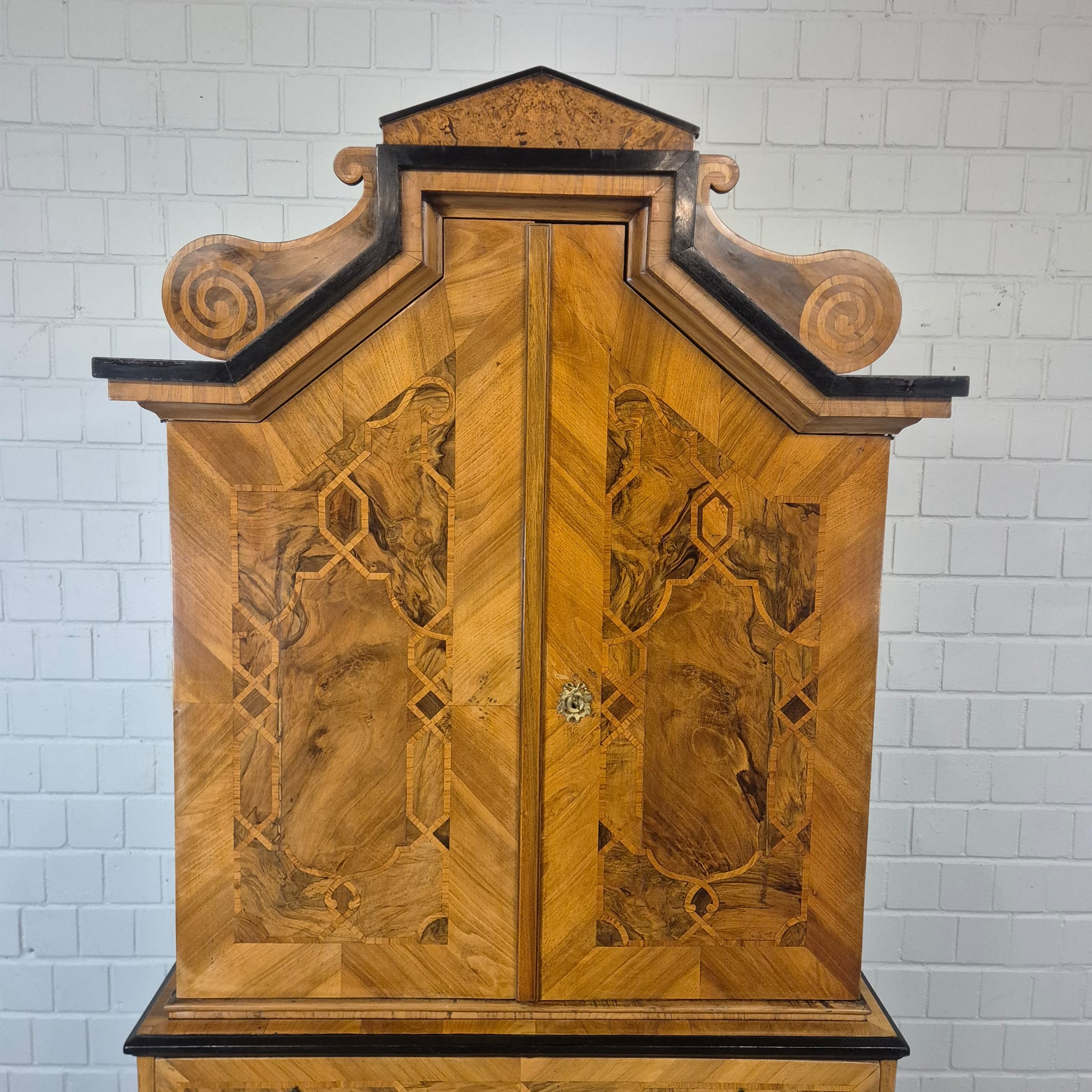 Kabinettschrank Schrank auf Gestell Barock 1770 Nussbaum – Bild 6