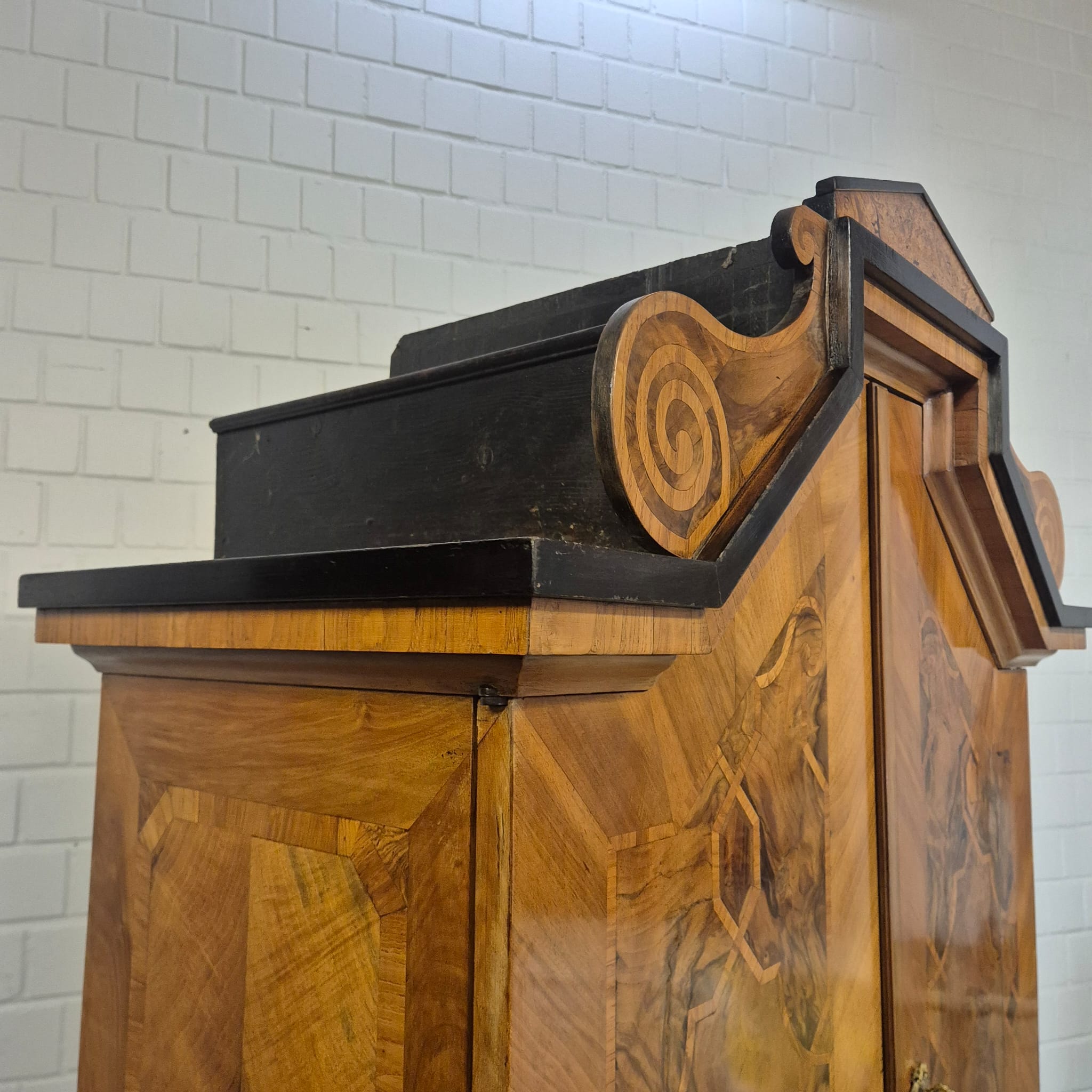 Kabinettschrank Schrank auf Gestell Barock 1770 Nussbaum – Bild 9