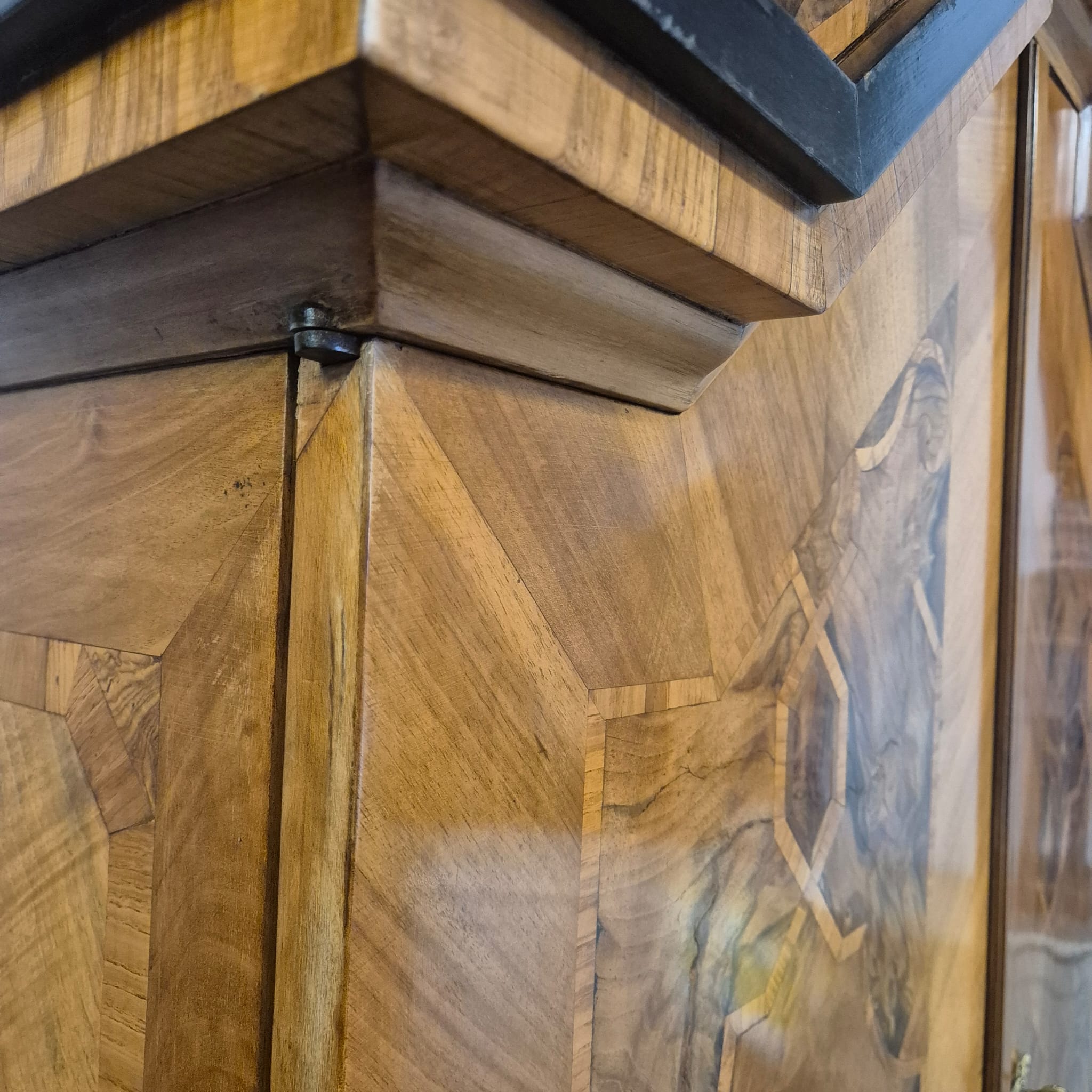 Kabinettschrank Schrank auf Gestell Barock 1770 Nussbaum – Bild 10