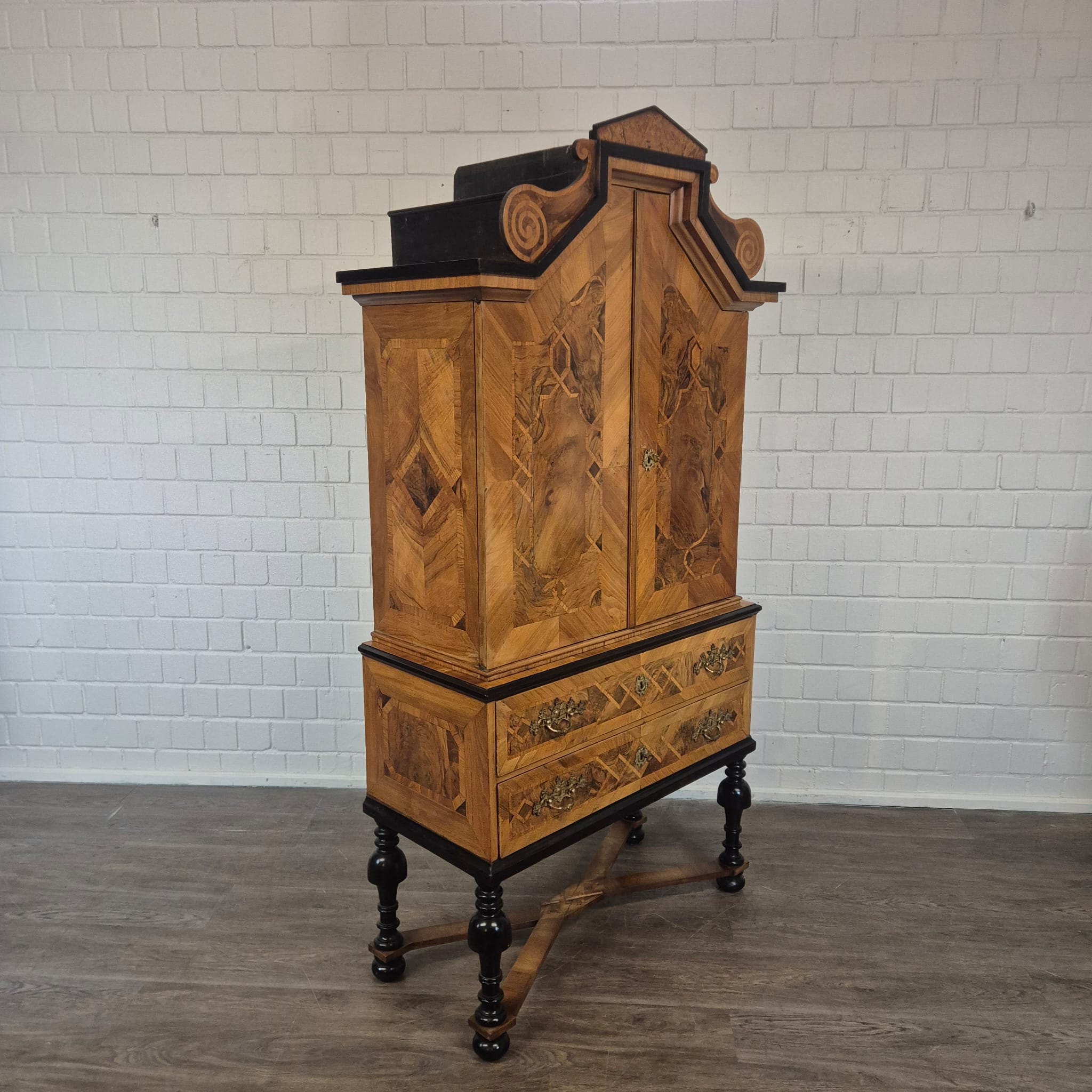 Kabinettschrank Schrank auf Gestell Barock 1770 Nussbaum – Bild 4