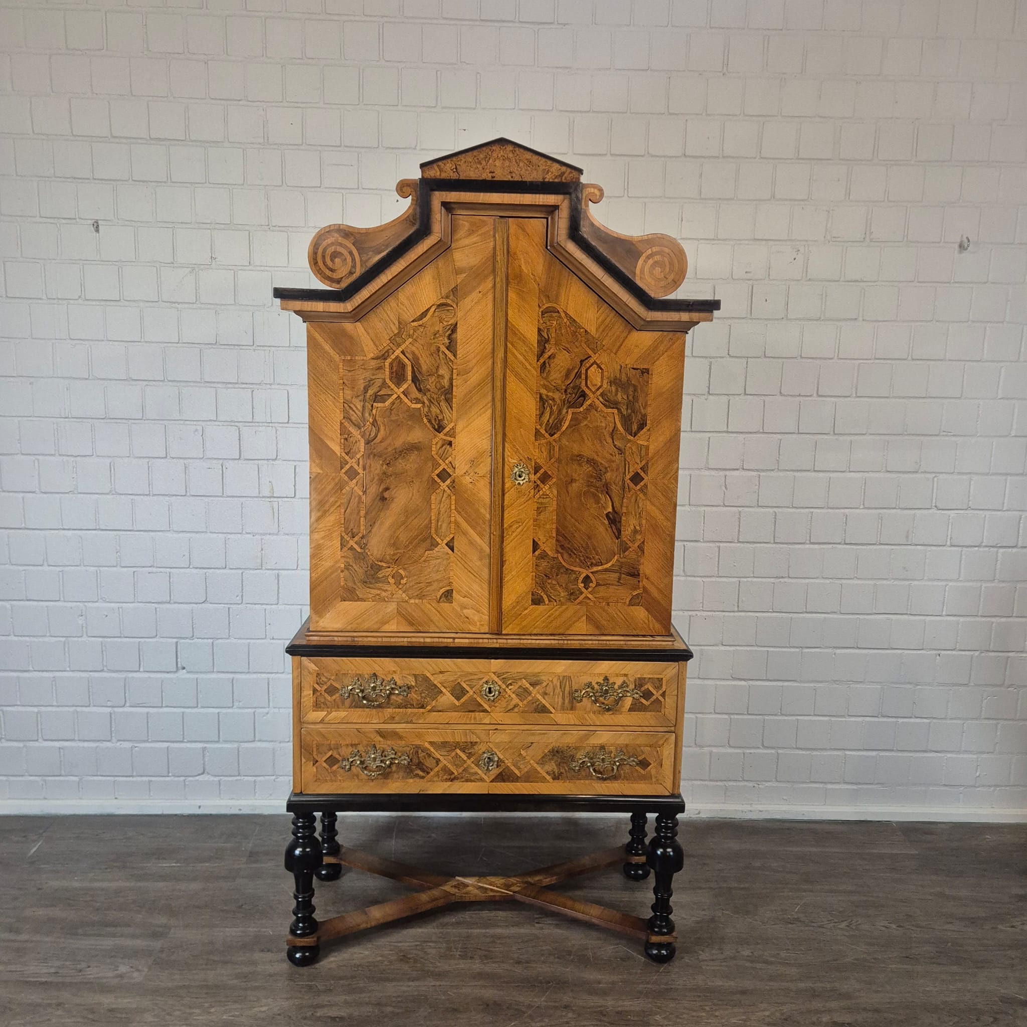 Kabinettschrank Schrank auf Gestell Barock 1770 Nussbaum – Bild 3