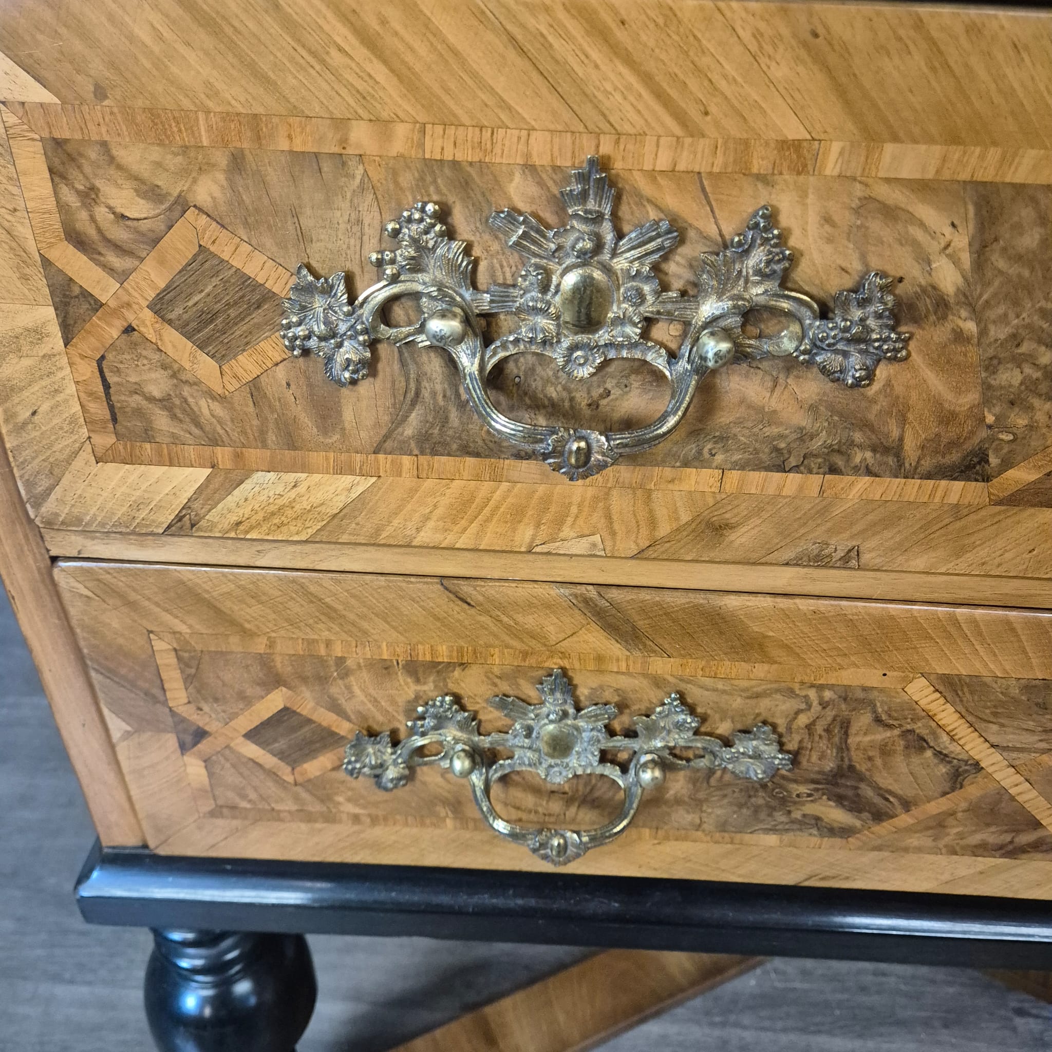 Kabinettschrank Schrank auf Gestell Barock 1770 Nussbaum – Bild 13